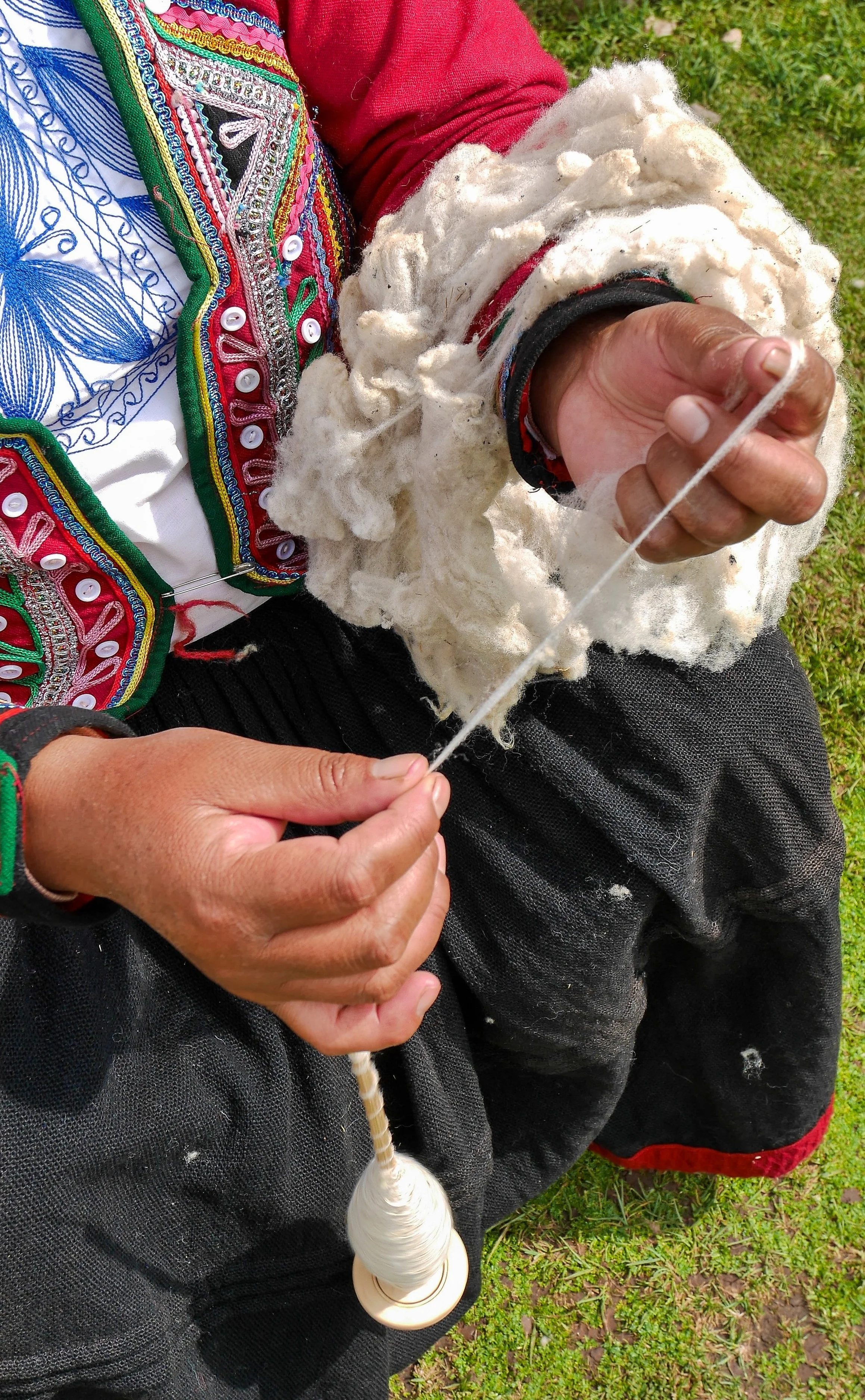  Spinning sheep wool into yarn. 