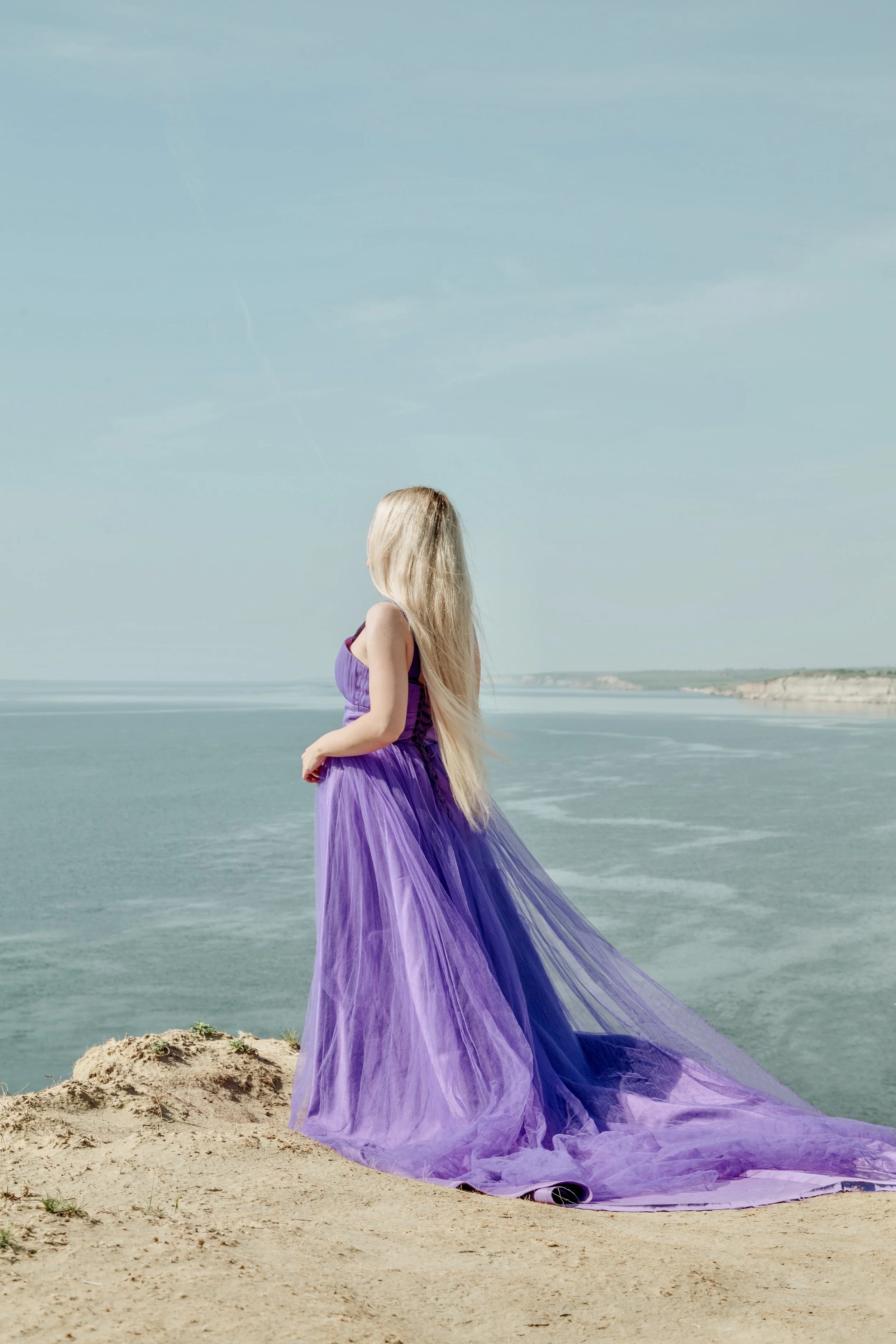 The Best Colors to Wear If You Have Blonde Hair, According to Stylists