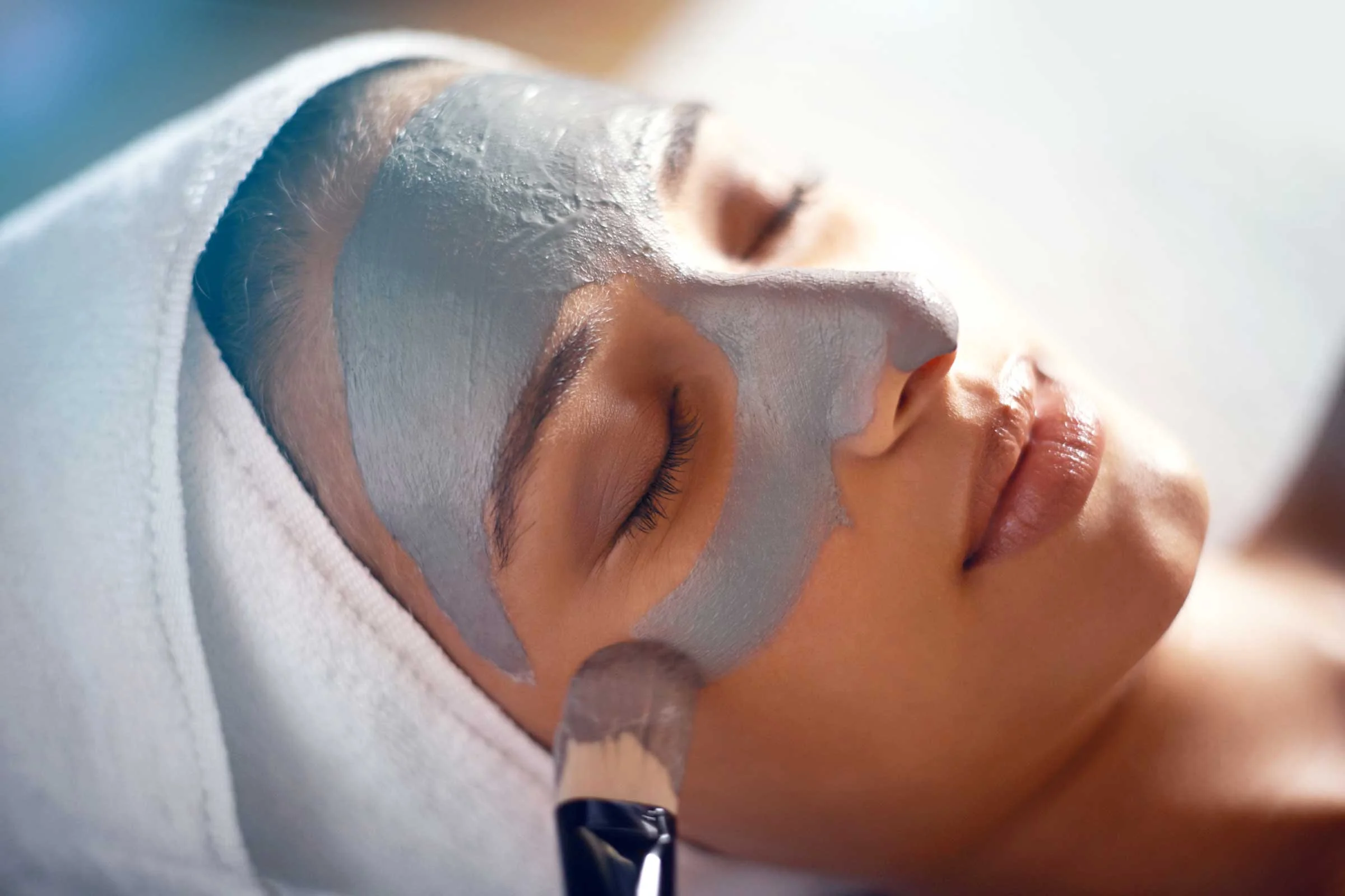 07-The-Correct-Age-To-Begin-10-Vital-Skincare-Practices_chemical-peels_482350860_PeopleImages.jpg