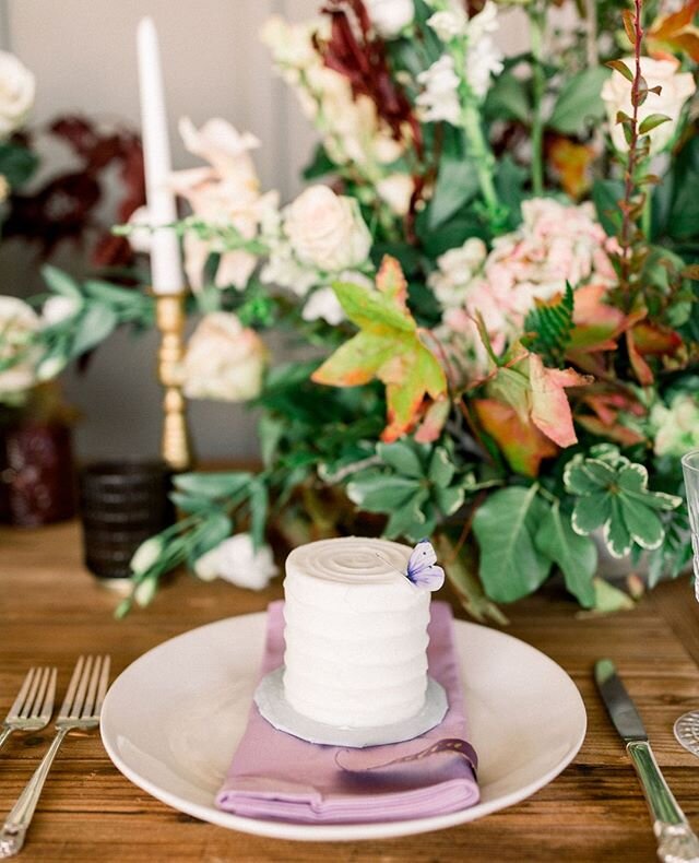 We&rsquo;re hoping next month brings a bit of sweetness and beauty along with it, just like this adorable cake from @allsugardup and florals designed by our in-house team. Our team at HighPointe Estate can help take the pressure off by providing spac