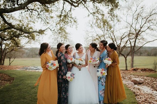 It brightens our day to see bridesmaids mix and match colors and patterns &mdash; what a fun combination! We love seeing everyone&rsquo;s personality through these details of your wedding. ⁠
⁠&bull;⁠
Photographer: @emagery_photos.emilyhuval⁠
Jewelry: