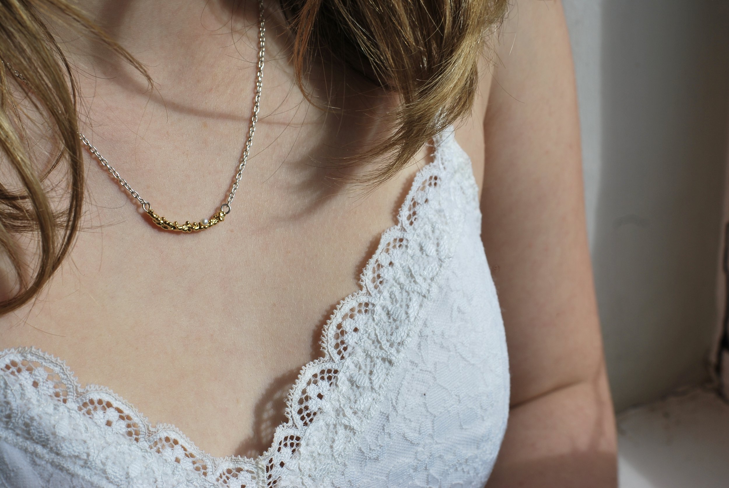 HALF CIRCLE NECKLACE GOLD WITH PEARL