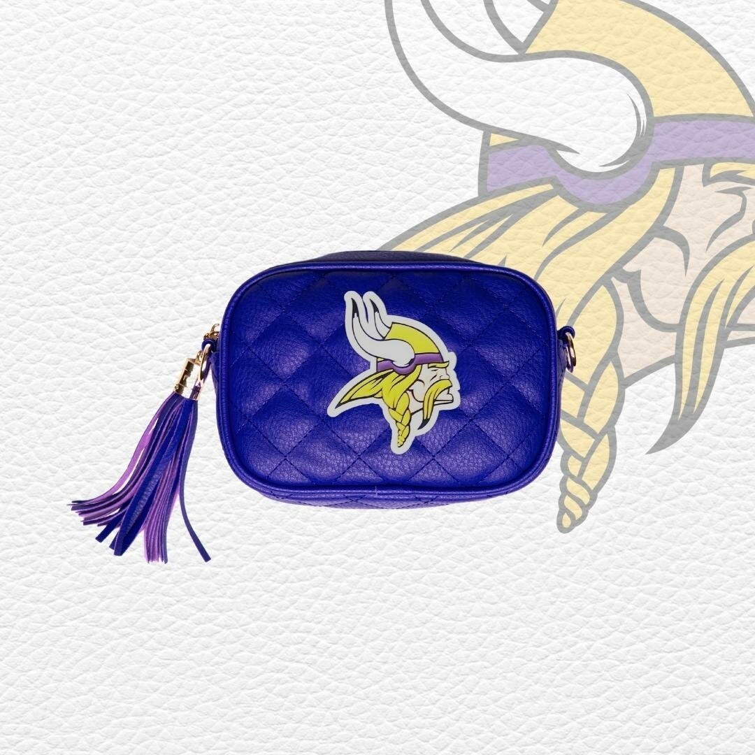 How do you WEAR your favorite team? Throw over our  Stadium Compliant Purse across your body or let it hang over one shoulder&ndash; either way, you&rsquo;ll be showing your team pride.⁣
⁣
Click the #LinkInBio to shop!