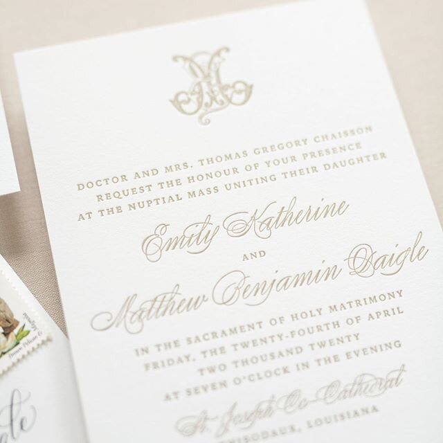 So happy to see weddings start to pick back up again as one of my couples is tying the knot this weekend! 
This suite features some of my favorites: a custom monogram, gold letterpress and double thick luxe paper. 😍

Also quick reminder!! There&rsqu