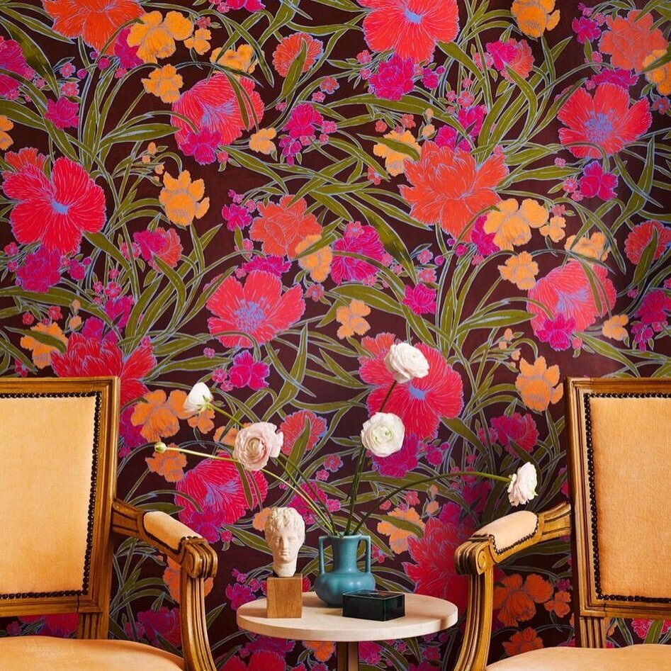 COLOR and PATTERN and FLORALS, oh my 😍

LOVE these wallpapers by @voutsa