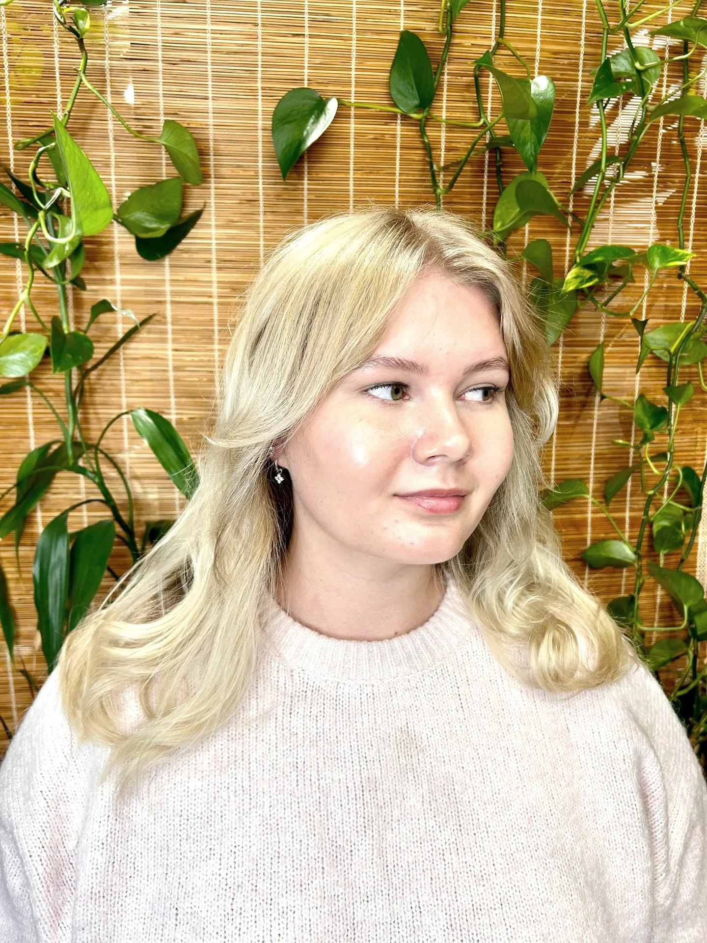 P&auml;&auml; t&auml;ynn&auml; raitoja, lopputuloksena kirkas ja kylm&auml; vaalea. 

Olisiko aika kirkastaa my&ouml;s sinun v&auml;ri&auml;si?✨

Hiukset: Laura @arohanlaura 

#arohahelsinki #blondhair #kylm&auml;vaalea #hiukset #arohahelsinki