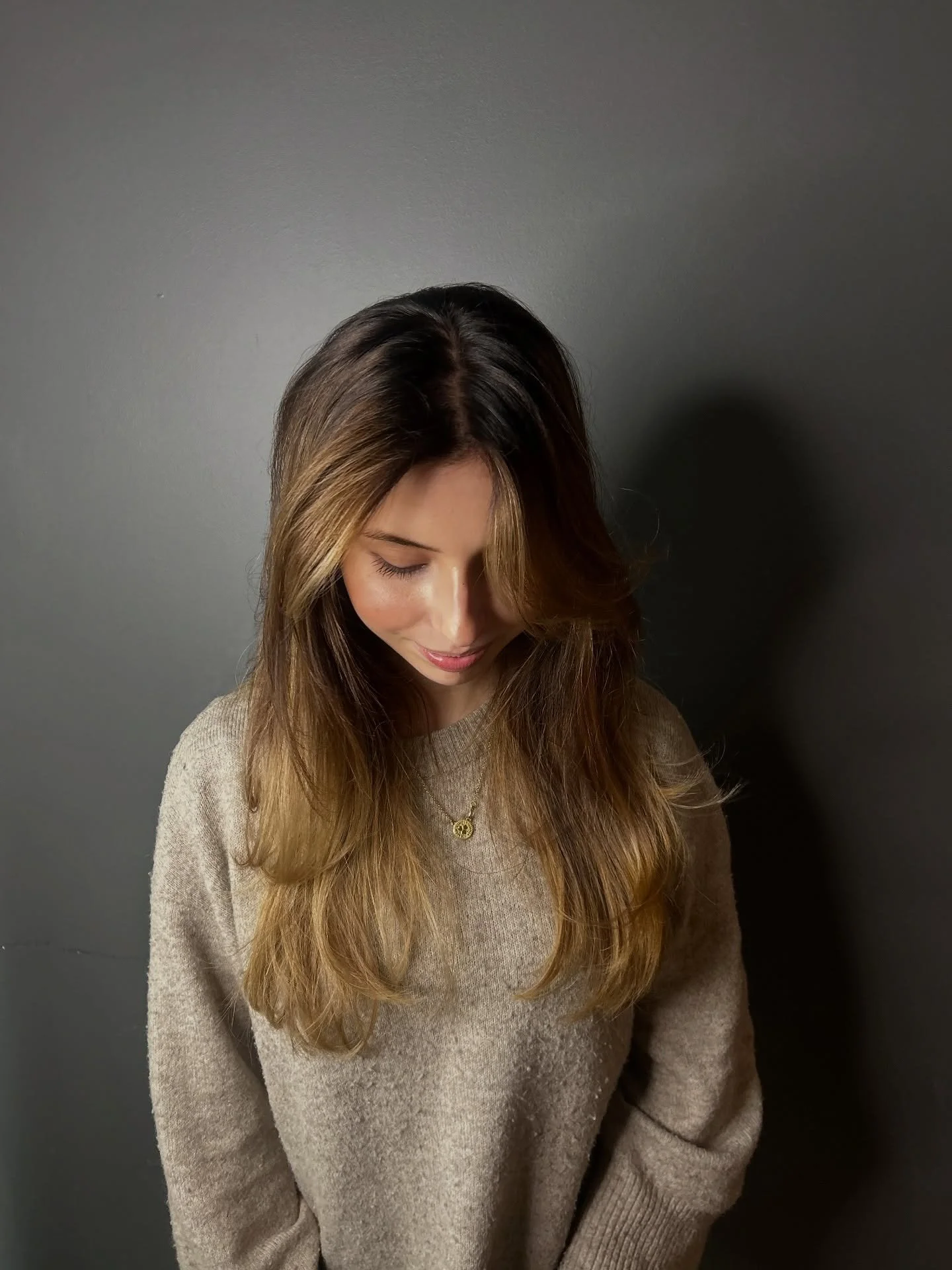 Ovatko nämä hiukset tummat vai vaaleat? Kyllä, tumma pohja kasvoja vasten luo illuusion tummuudesta, vaikka latvoissa olisi kuinka vaaleaa. Upea🤗.
Hiukset: Laura @arohanlaura 
#arohahelsinki #hiukset #balayage #pitkäthiukset #k