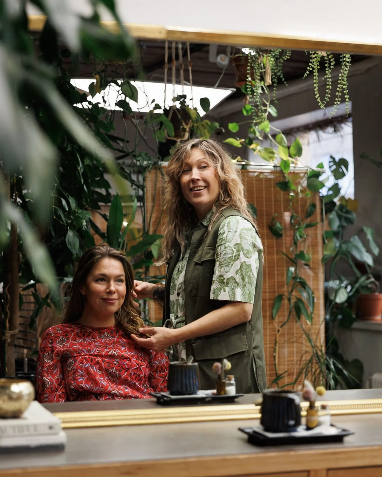 Auta kommentoimalla🤗. Mink&auml;lainen on Arohan Jonna @jonnahairlove ty&ouml;ss&auml;&auml;n? 

Me sanomme: 
&bull; tarkka ja juurta jaksaen ty&ouml;n tekev&auml;
&bull; energinen
&bull; monipuolinen
&bull; valmis ottamaan isotkin haasteet vastaan
