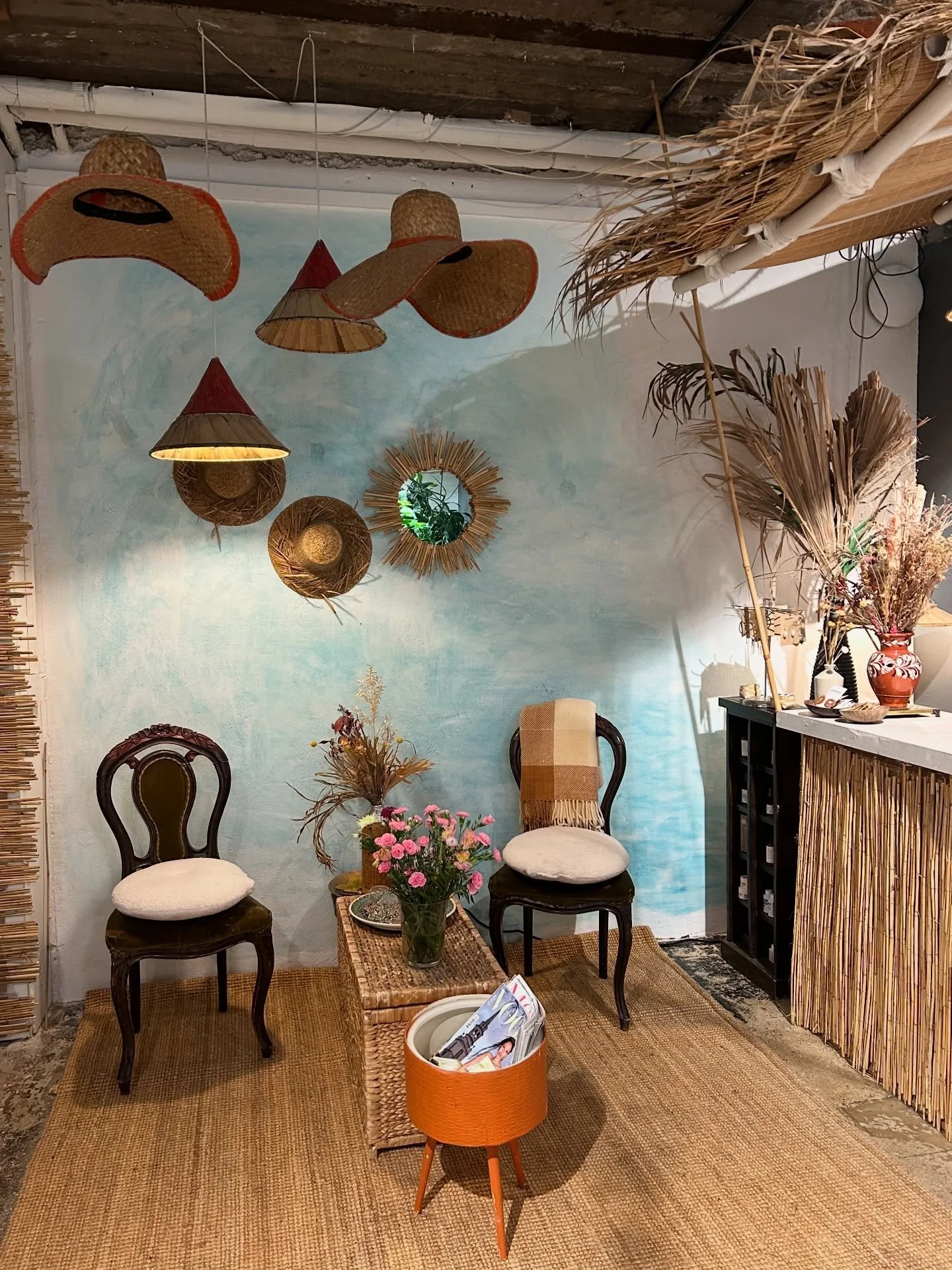 Olisitko arvannut, ett&auml; t&auml;m&auml; on kampaamon ja kauneushoitolan aula?🌞Tykk&auml;&auml;, jos kuulet kutsun istua alas❤️ #arohahelsinki #kampaamo #sisustus #helsinki