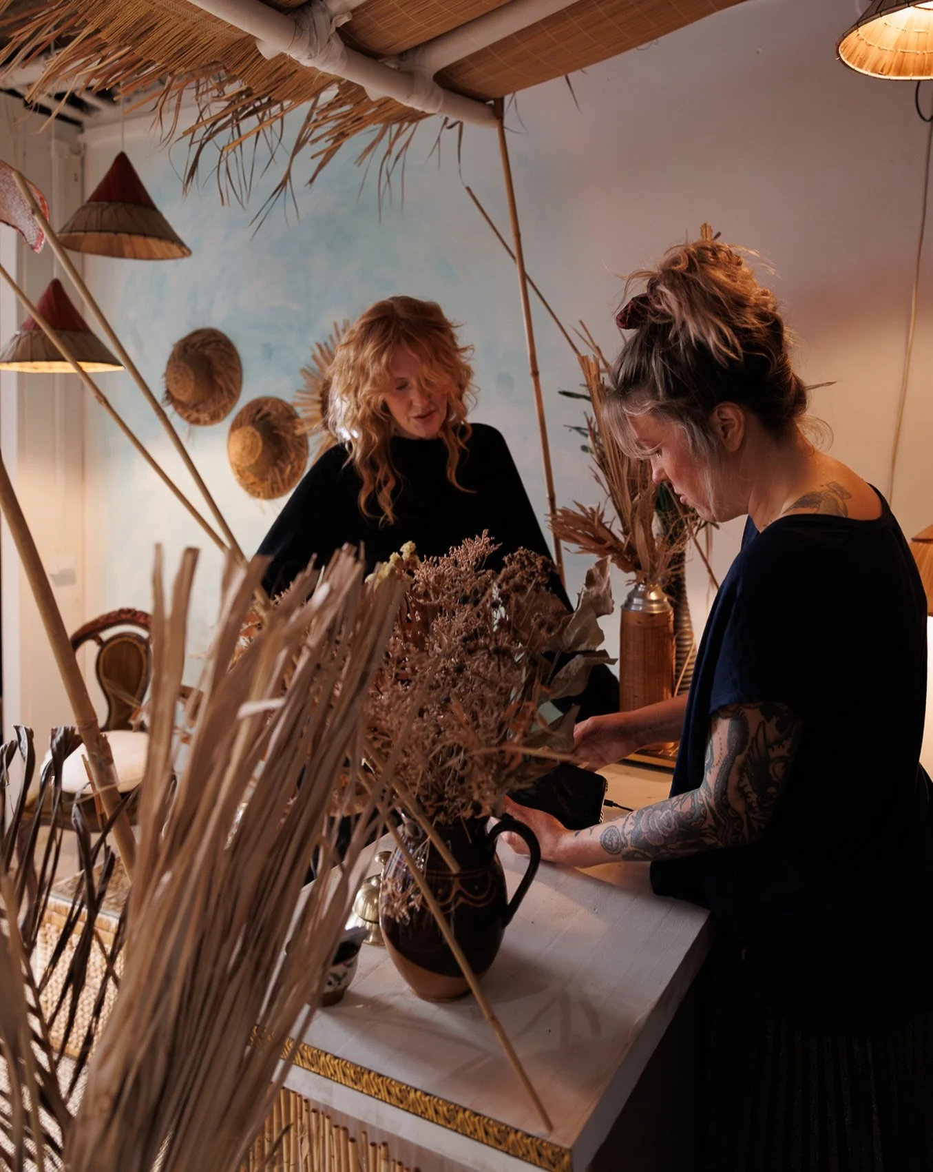 Kun palvelutiski on kuin pala Balia, keskell&auml; Helsingin Ullanlinnaa🌞. 

Olisiko siis aika ottaa hieman erilainen menolippu?

📷: @vilmadoumbouyacreativestories 

#arohahelsinki #kampaamo #sisustus #mondol&ouml;yt&ouml; #helsinki