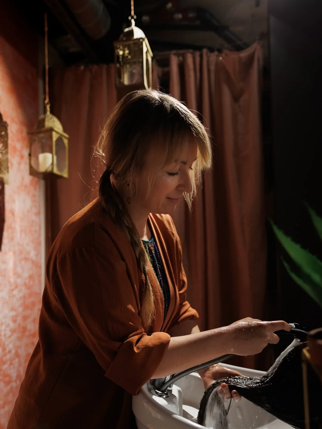 Se kampaamok&auml;ynnin paras hetki❤️

Vinkki: Kannustamme hiljenem&auml;&auml;n pesupaikalla ja nauttimaan p&auml;&auml;n kosketuksen kokonaisvaltaisesta taiasta. 

Miten on, nautitko p&auml;&auml;hieronnasta?

#kampaamohelsinki #helsinki #ullanlinn