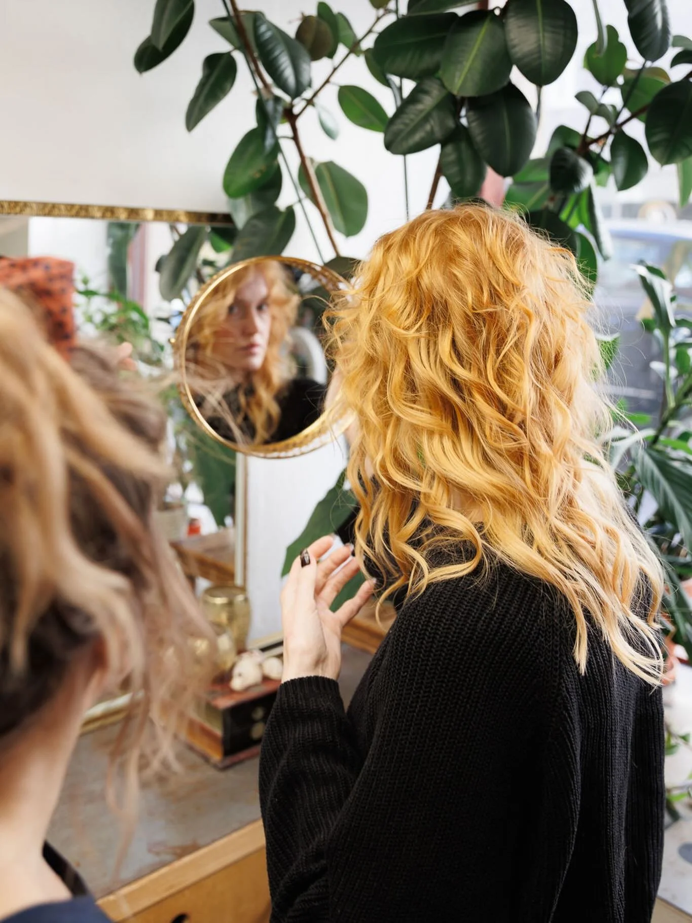 Kev&auml;t ja kiharat. Tykk&auml;&auml;, jos haaveilet kiharapilvest&auml;💓

Kuva: @vilmadoumbouyacreativestories 

#arohahelsinki #kampaamohelsinki #kiharathiukset #curlygirl