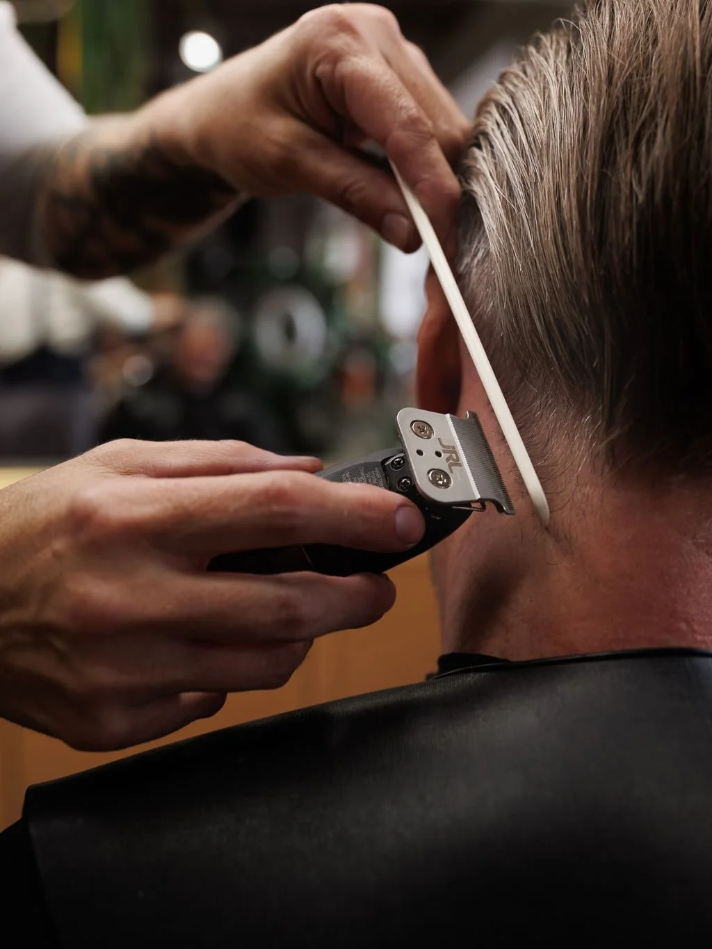 Tiesitk&ouml;, ett&auml; my&ouml;s parturity&ouml;t kuuluvat valikoimaamme? Perinteisi&auml; parranajoja emme toteuta, mutta kevyit&auml; parran siistimisi&auml; sopimuksen mukaan. Ensisijaisesti parturity&ouml;t tarkoittavat Arohassa t&auml;ll&auml;