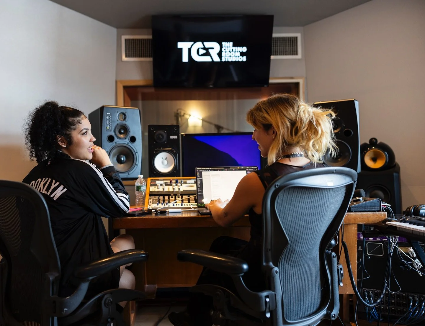 Last month we had the pleasure of hosting @antisocialcamp at our Soho location &mdash; we love opening our doors to creatives pushing the culture forward 🎵🗽
.
.
.
.
.
.
#songwritingcamp #nyc #recordingstudio #thecuttingroom #soho #artist #producer 