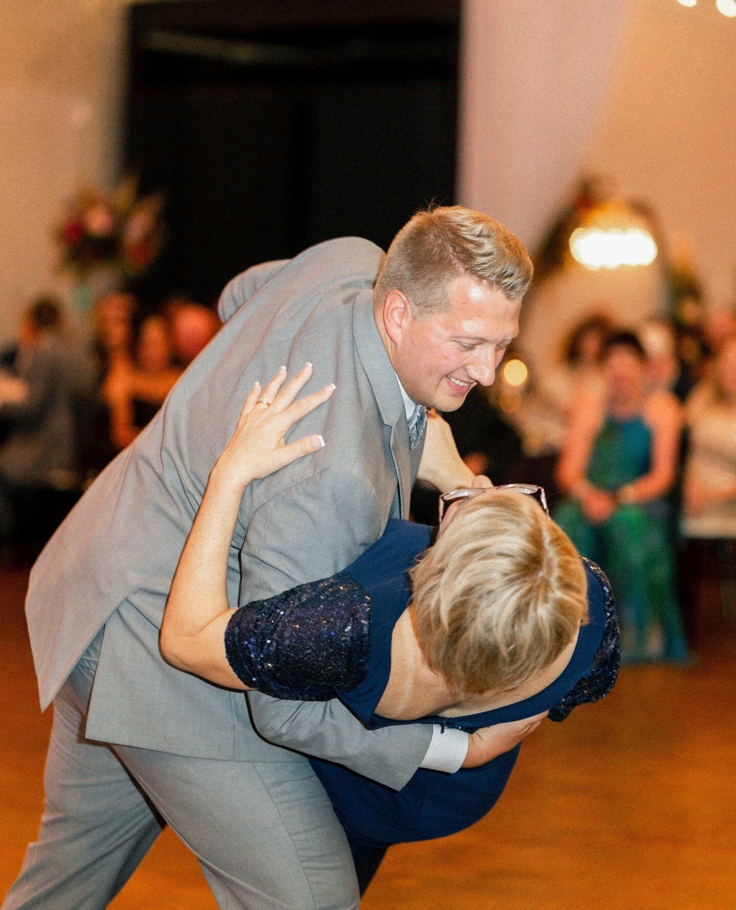We love a good mother+son dance, especially when it includes a dip! ⁠
.⁠
.⁠
.⁠
📸: @trinitytolbertphoto⁠
📒: @premierpartyplanners⁠
🎥: @timelesscarolinas⁠
🎶: @djonestheone⁠
🍰: @publix⁠
💐: @lilacfloraldecor⁠
Rentals: @curatedeventsraleigh⁠
Hair: @
