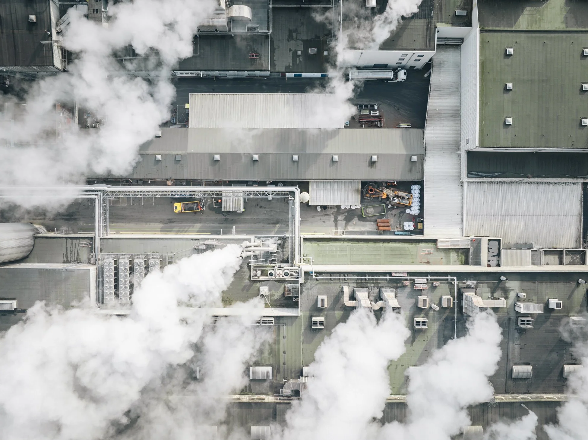 Drohnenaufnahme einer Industrie- und Infrastrukturanlage in Varel für Hölscher Wasserbau. Luftbild zur Dokumentation eines technischen Projekts.