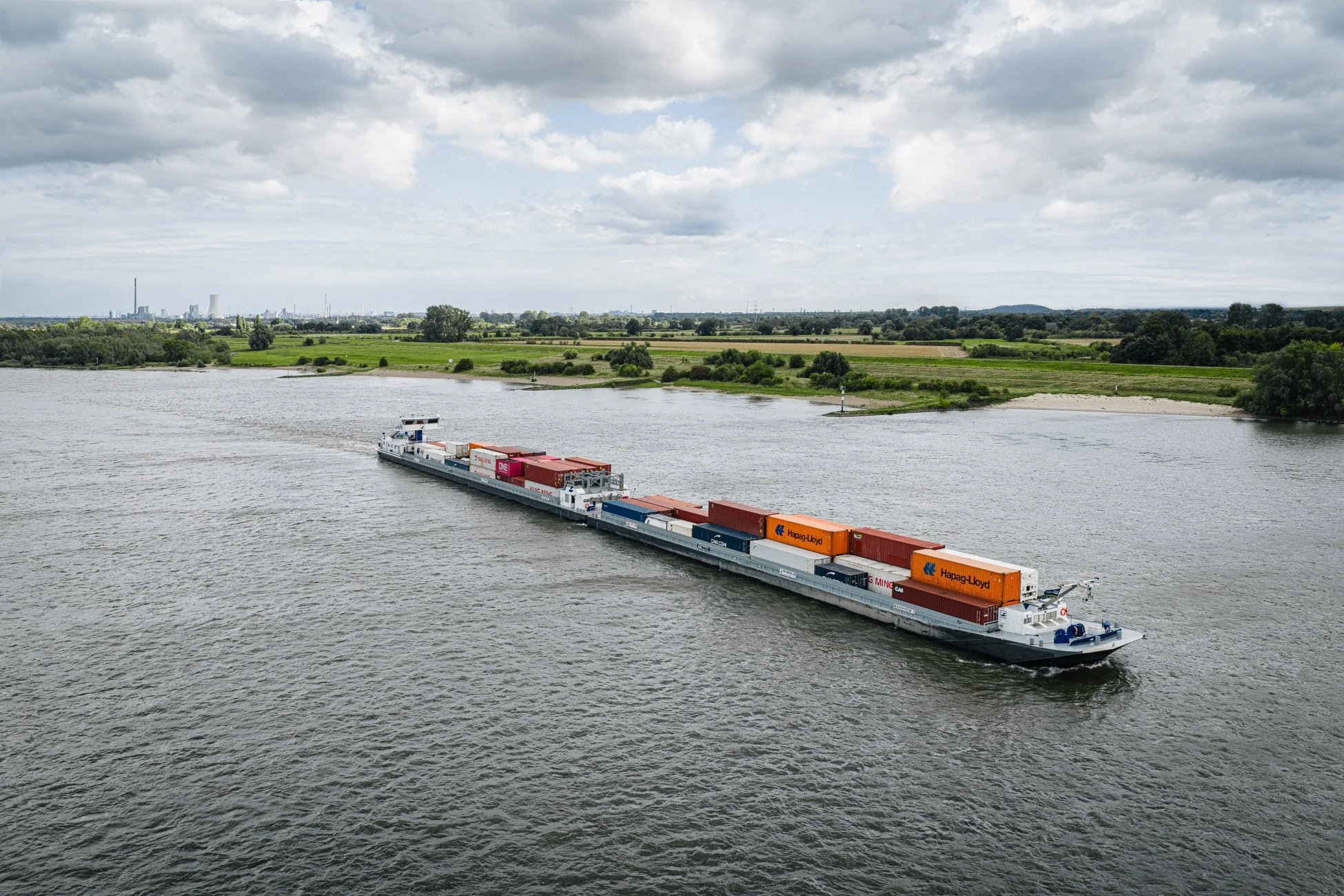 Drohnenaufnahme - Luftbild eines neuen Schiffes auf dem Rhein.