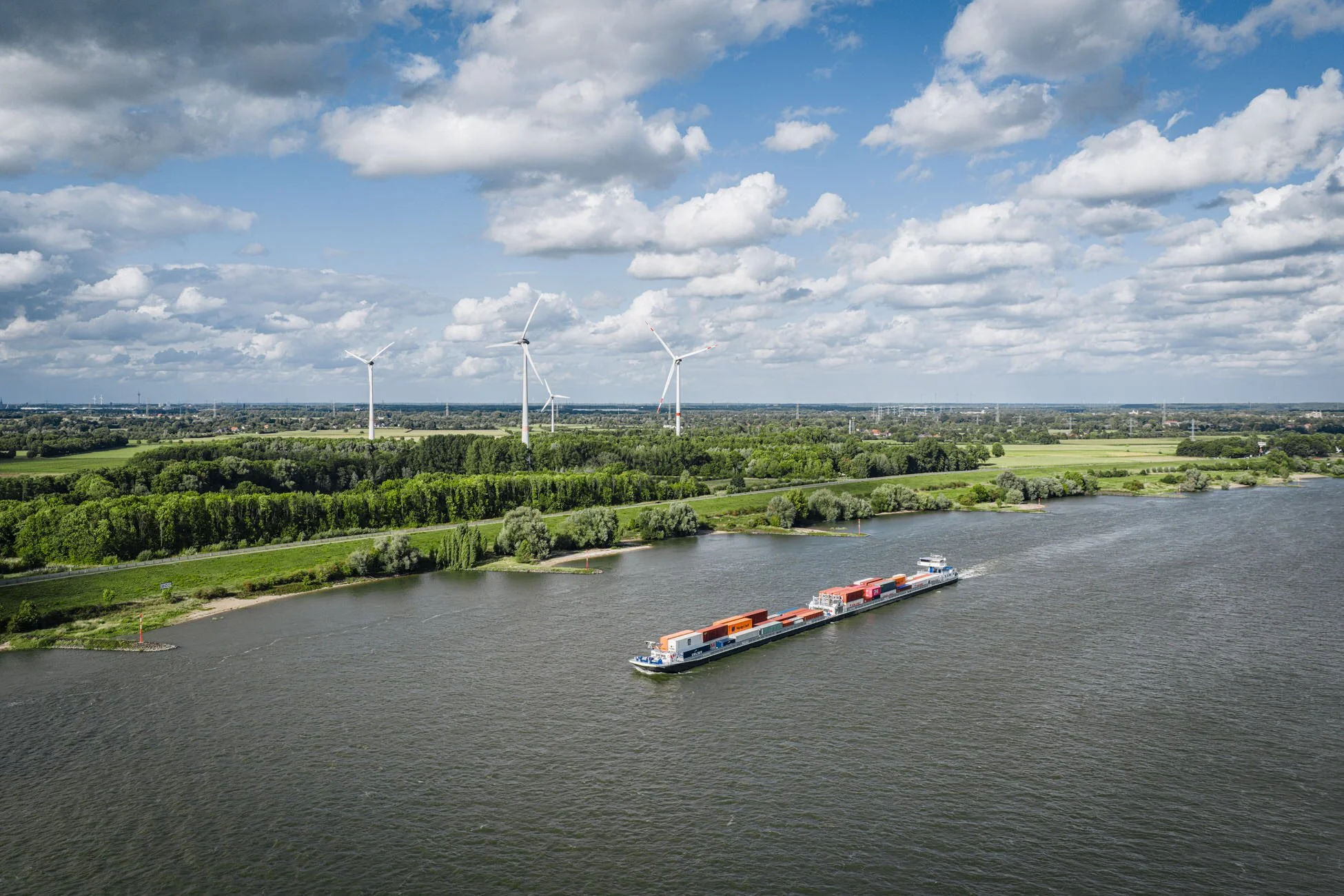 Drohnenaufnahme - Luftbild eines neuen Schiffes auf dem Rhein.