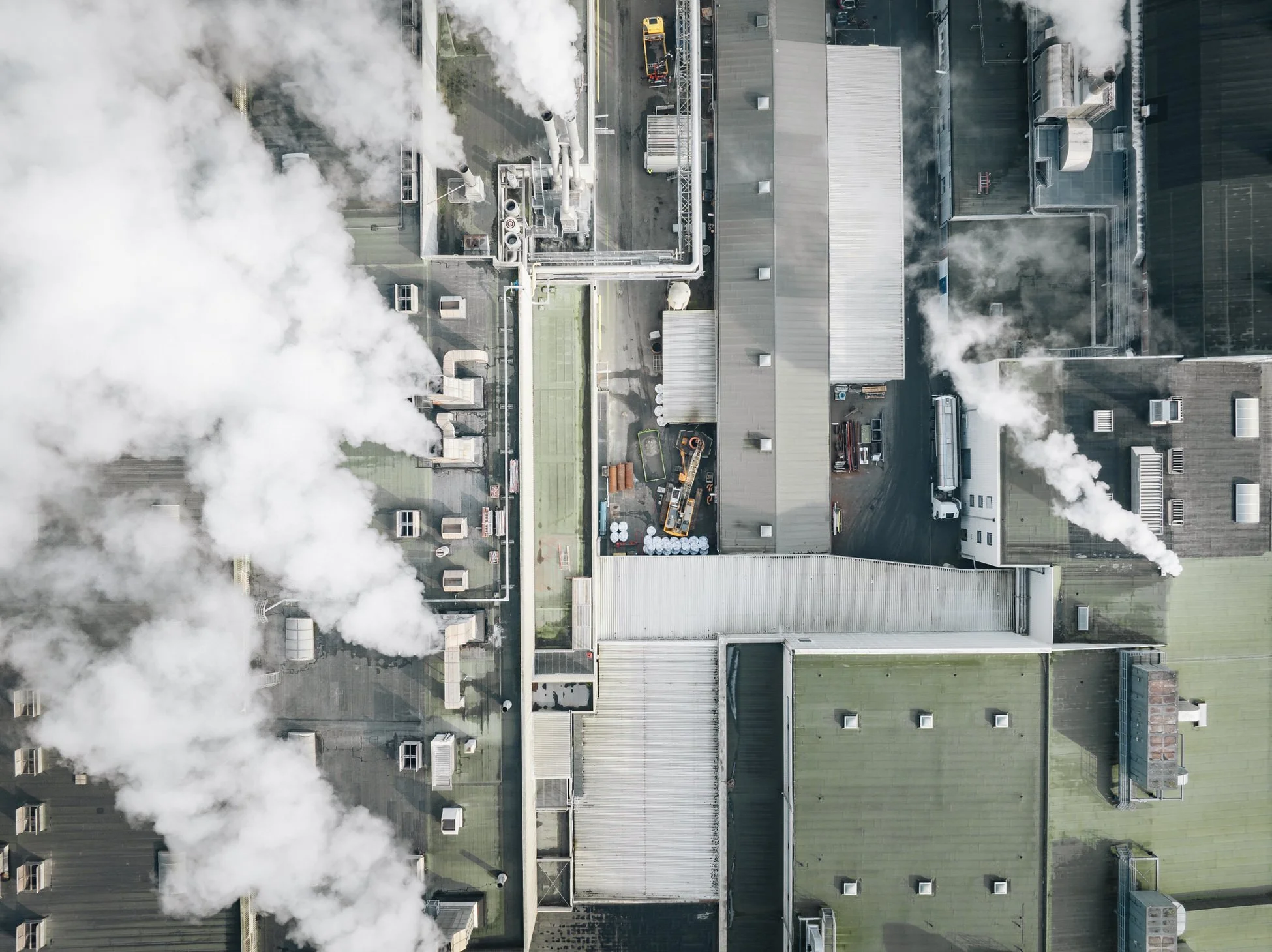 Drohnenaufnahme einer Industrie- und Infrastrukturanlage in Varel für Hölscher Wasserbau. Luftbild zur Dokumentation eines technischen Projekts.