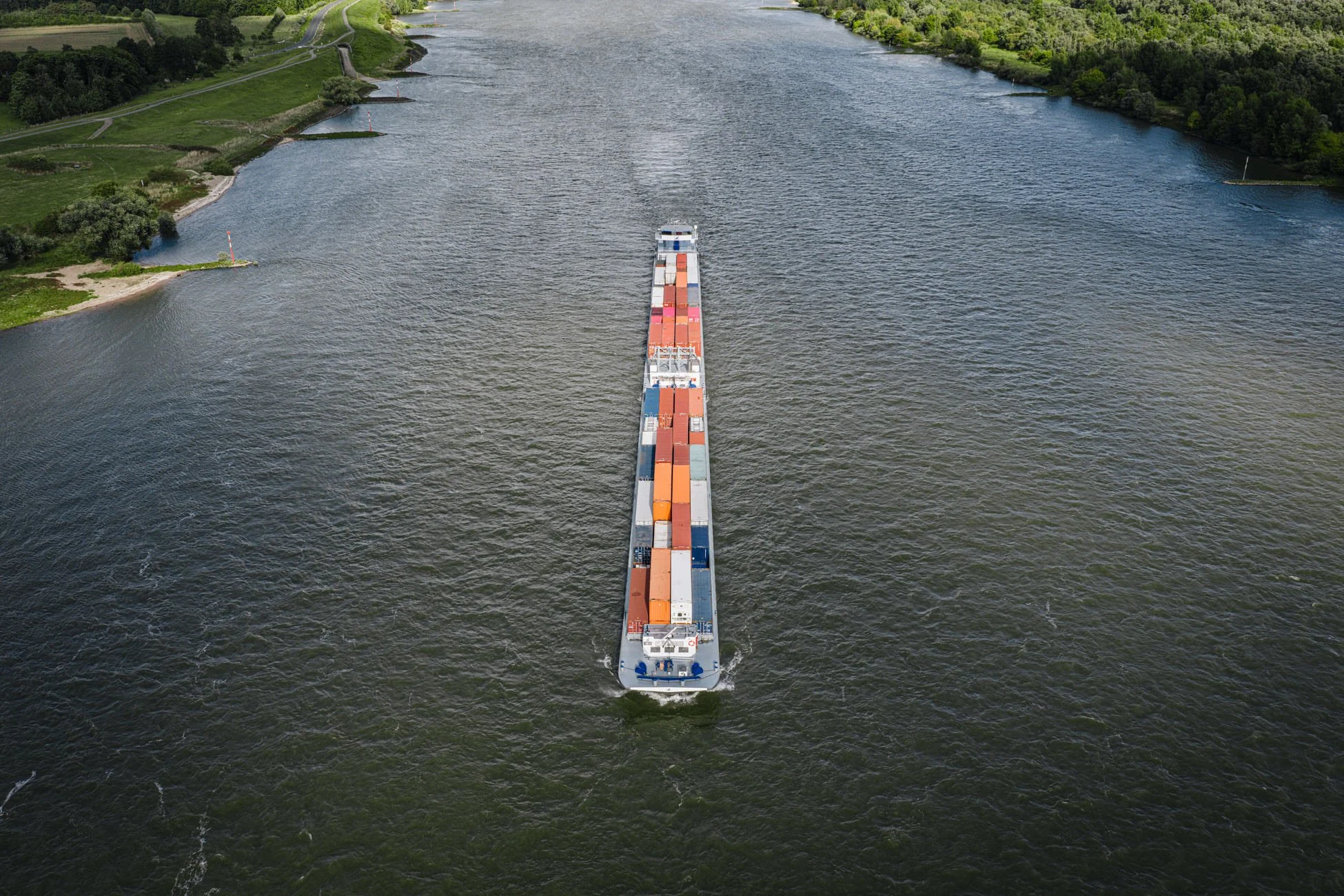 Drohnenaufnahme - Luftbild eines neuen Schiffes auf dem Rhein.