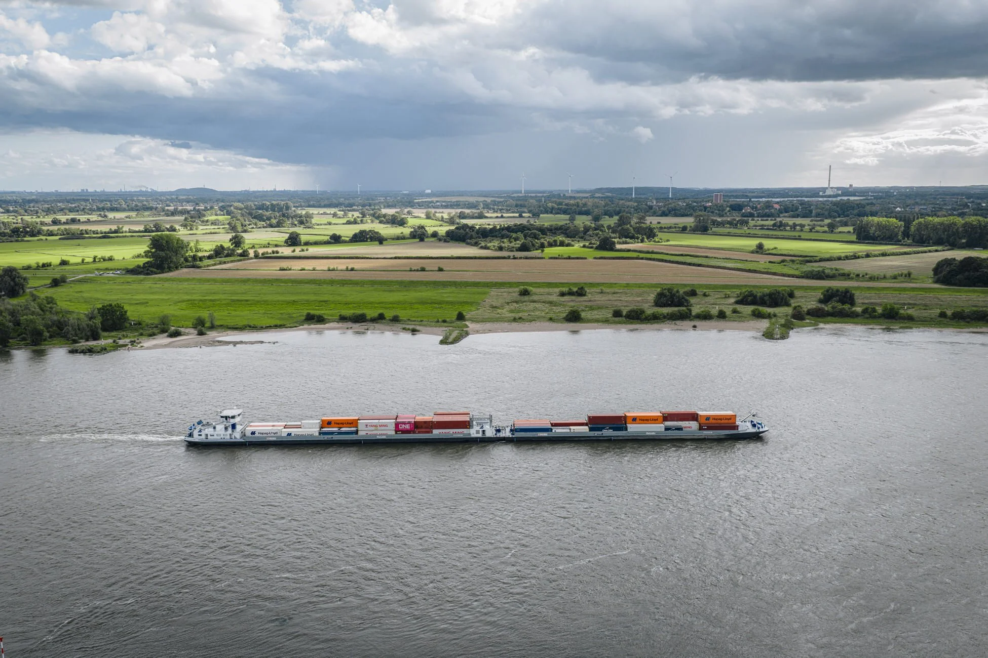 Drohnenaufnahme - Luftbild eines neuen Schiffes auf dem Rhein.