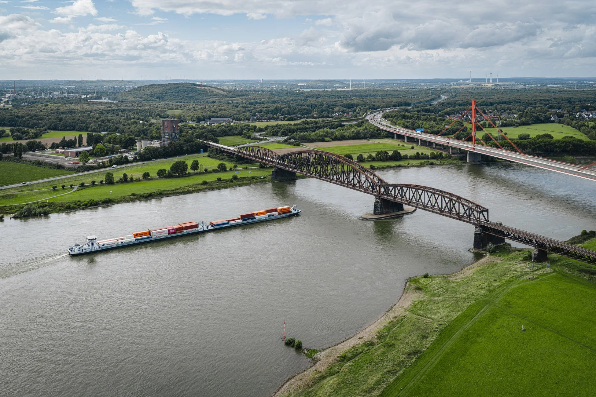 Drohnenaufnahme - Luftbild eines neuen Schiffes auf dem Rhein.