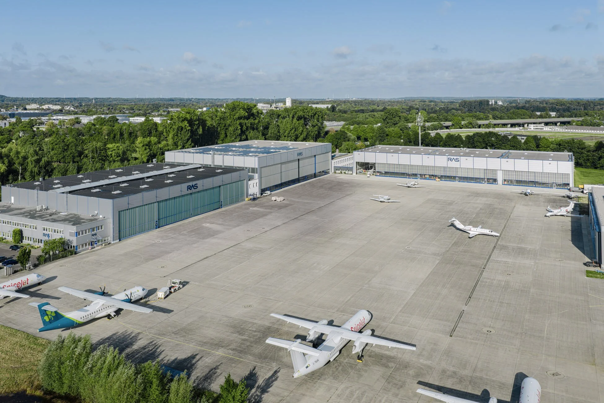 Drohnenaufnahme - Luftbild eines neuen Schiffes auf dem Rhein.