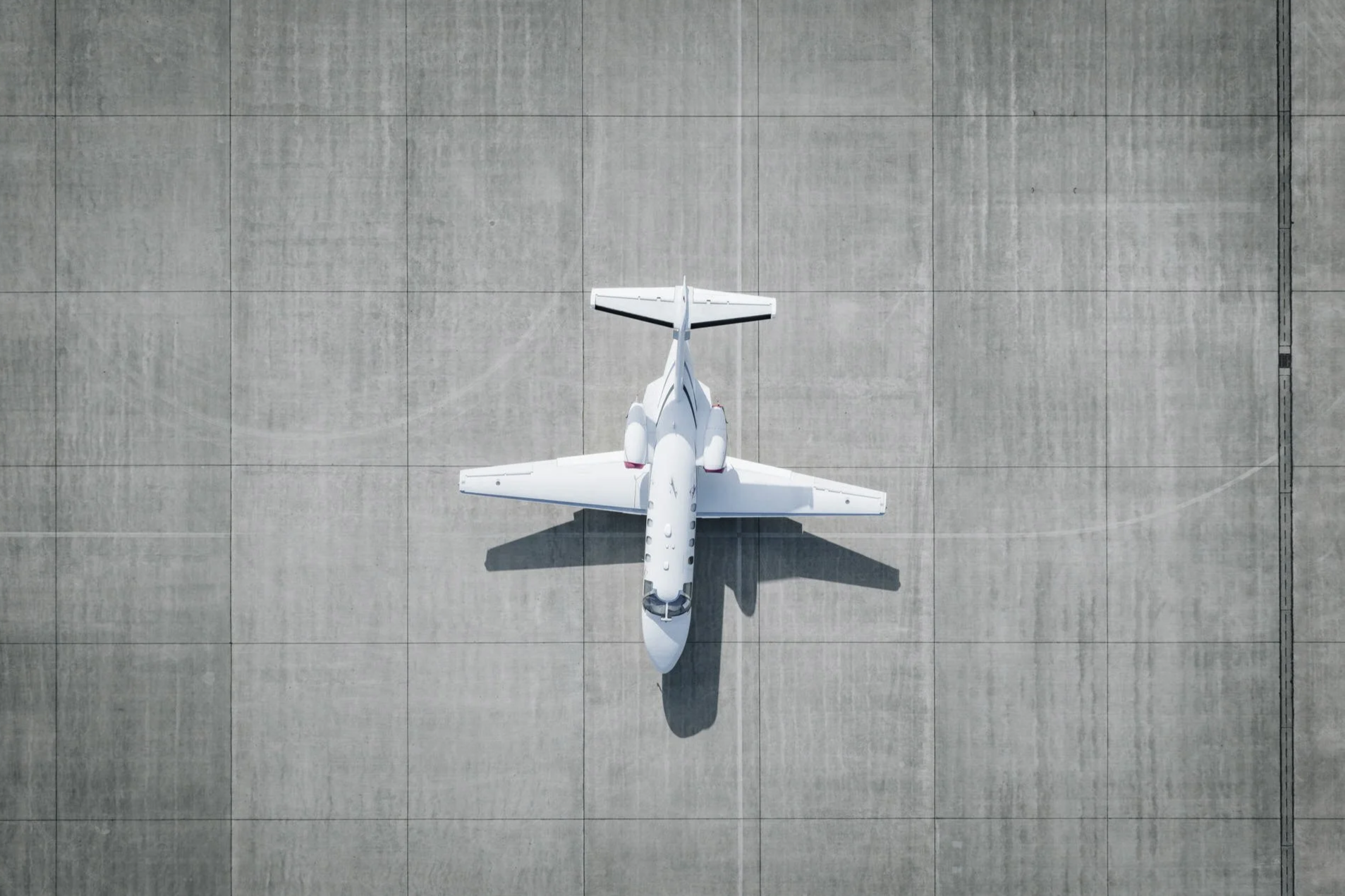 Drohnenaufnahme - Luftbild eines neuen Schiffes auf dem Rhein.