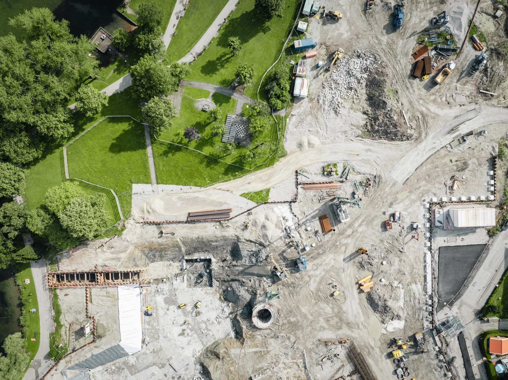 Drohnenaufnahmen einer Baustelle eines Hotels am Tegernsee für Hölscher Wasserbau. Luftbild zur Dokumentation eines technischen Projekts.