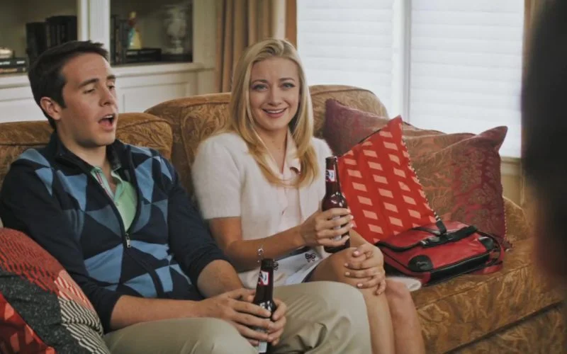 Pabst-Blue-Ribbon-Beer-Drunk-by-Jon-Barinholtz-and-Meredith-Hagner-in-The-Oath-2-800x500.jpg