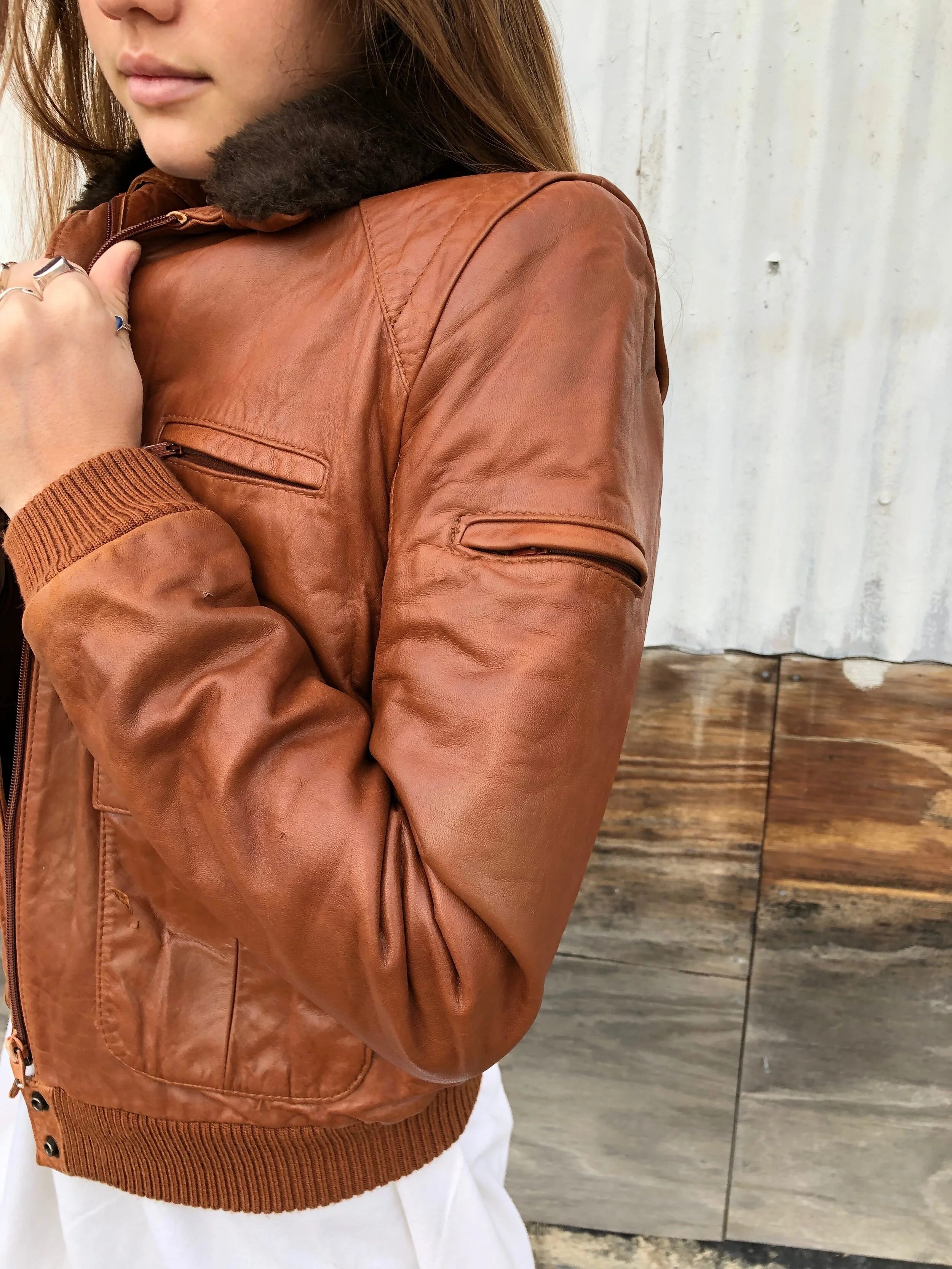 BrownLeatherJacket_fakefurcollar_2.JPG