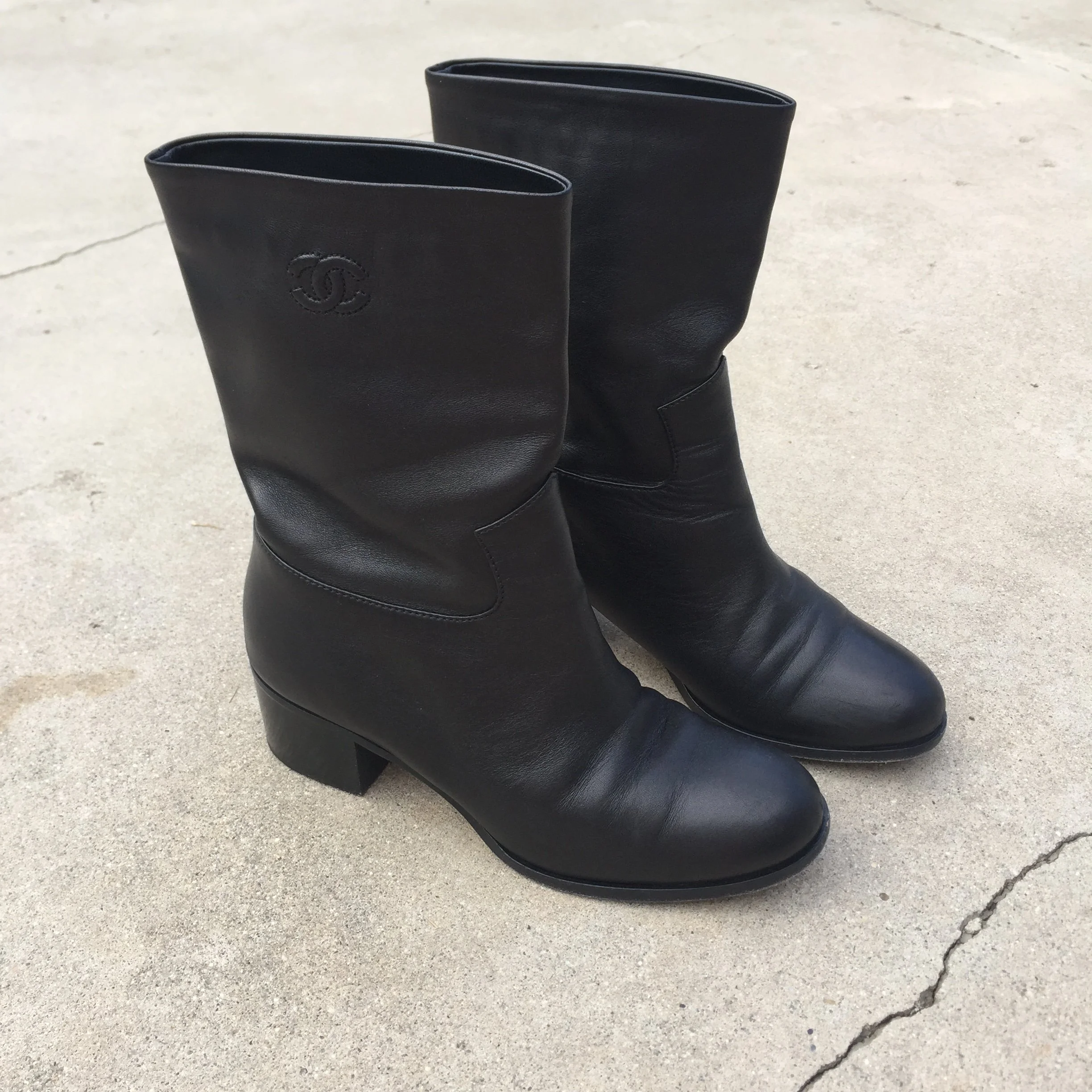 ChanelBlackBoots_2.JPG