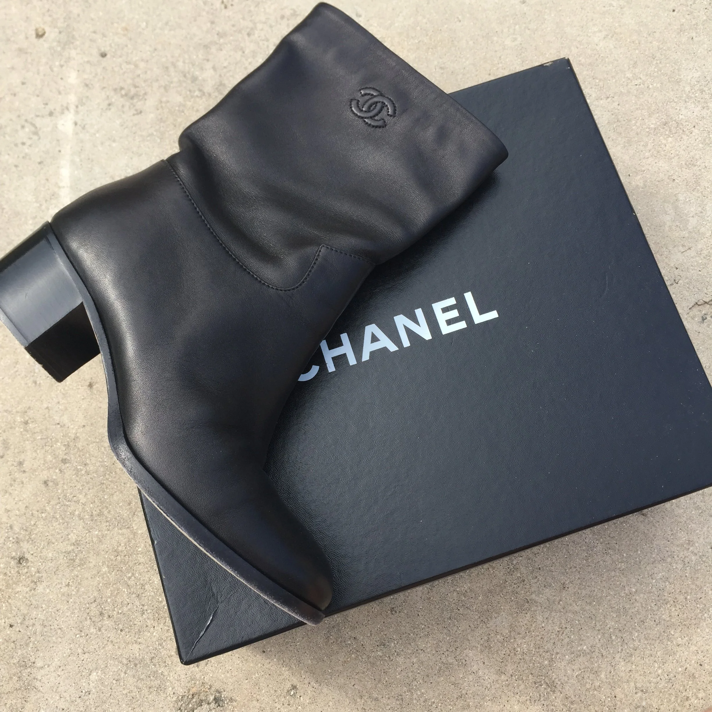 ChanelBlackBoots_18.JPG