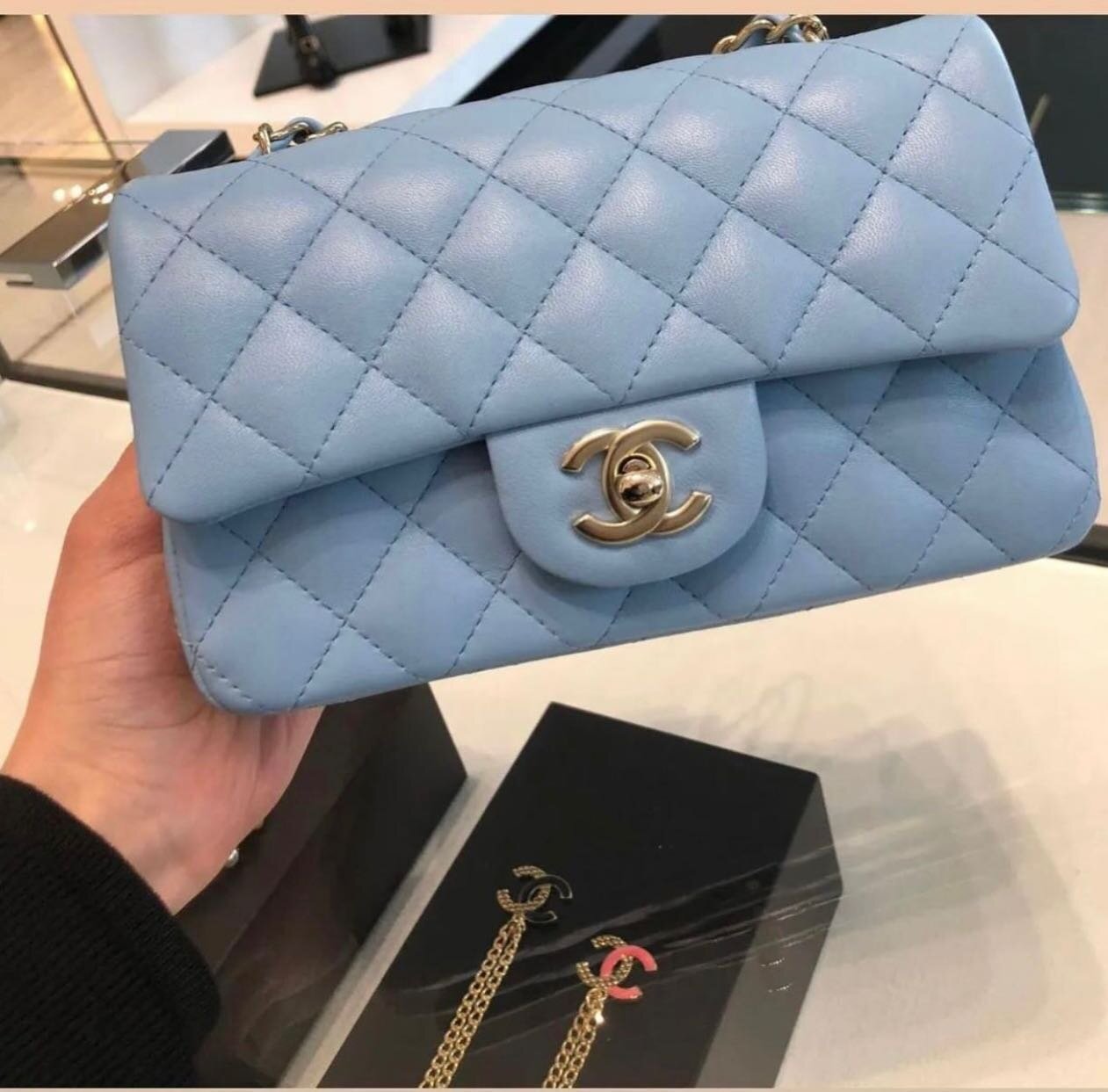 1 x Mini Available 💙

#chanelmini #chanelclassicflapmini #chanelminirectangle