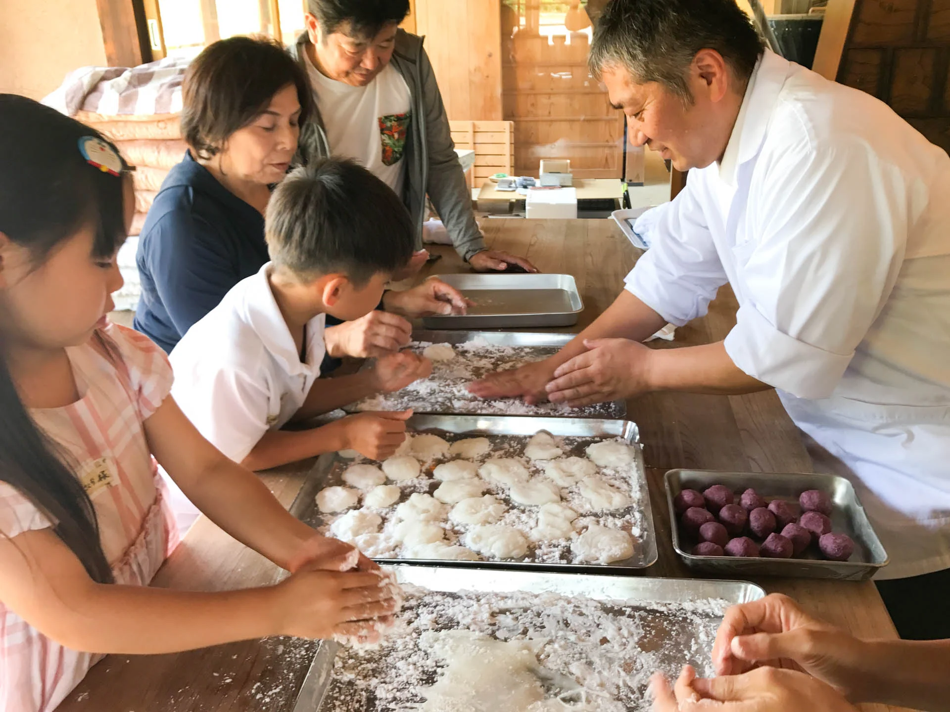 桑の実の餡を包み込む作業