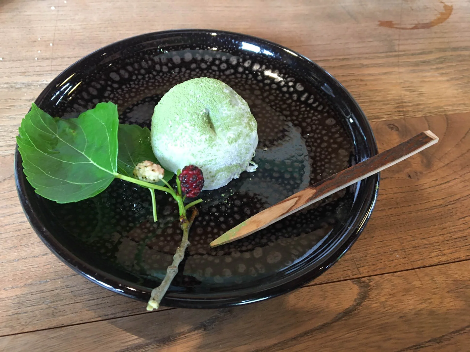 桑の葉パウダーをかけてわたぼうしの出来上がり