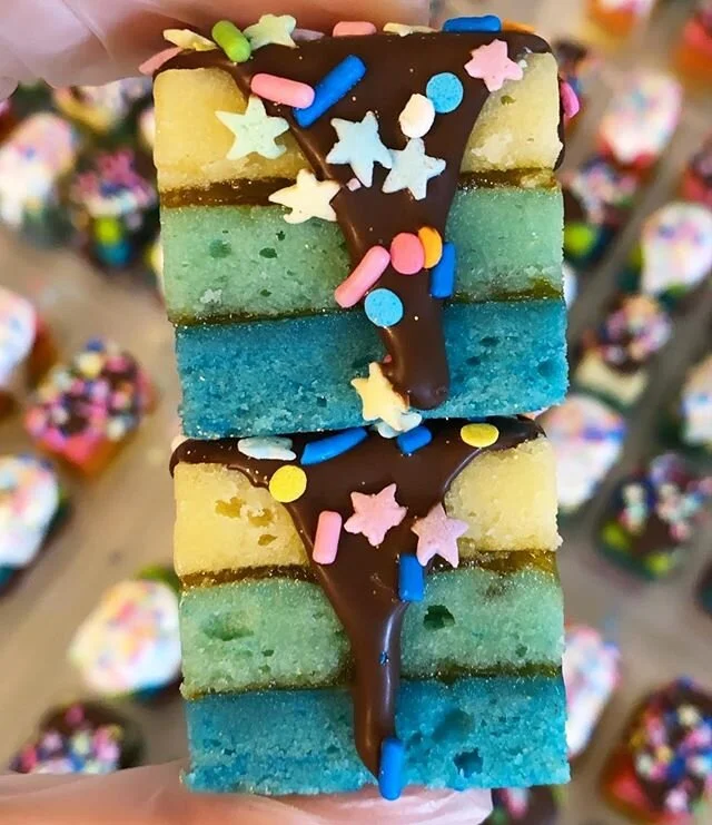 Rainbow cookies with apricot jam 🤩
.
.
.
#zolabakes #rainbowcookies #sugarhigh #italianrainbowcookies #tastetherainbow #rainbow #cookies