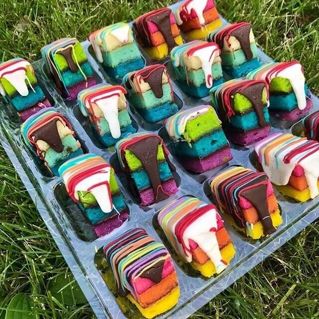 GIVEAWAY‼️Want to WIN BROWNIES AND 20 RAINBOW COOKIES ?! 🌈 🍪⬇️Details Below⬇️
In order to enter you must:
1. Be following @adventuresofanyfoodie and @zola_bakes 🍪
2. Like this picture💕
3. Tag as many friends as you'd like. Each tagged person is a