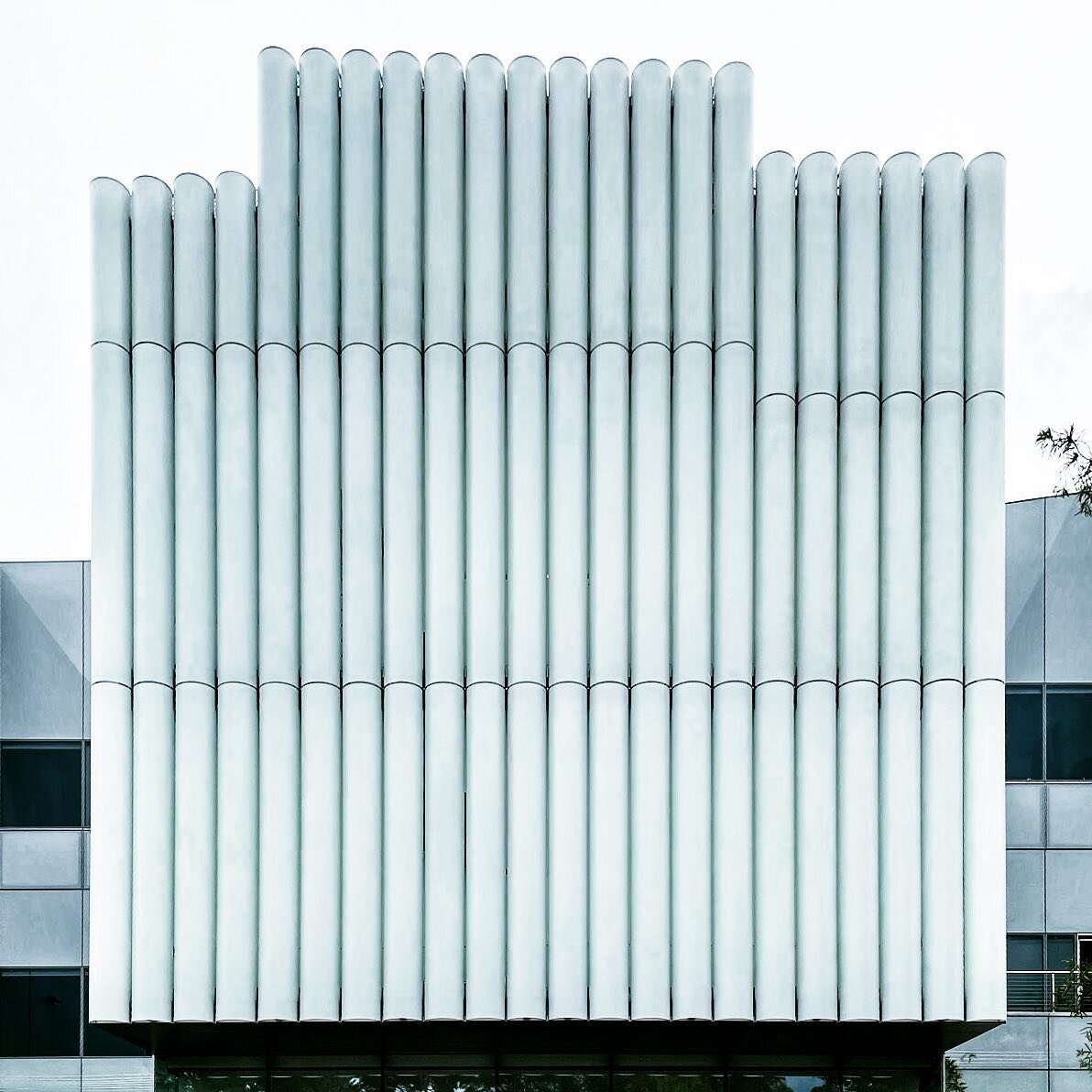 Plush glass facade by @stevenhollarchitects for the @mfahouston . #tbt
.
.
.
#plusharchitecture  #glasscorduroy #architecture #design #stevenholl #mfah #museumarchitecture #facade #fachada #architecturephotography #archilovers #detail #arquitectura #