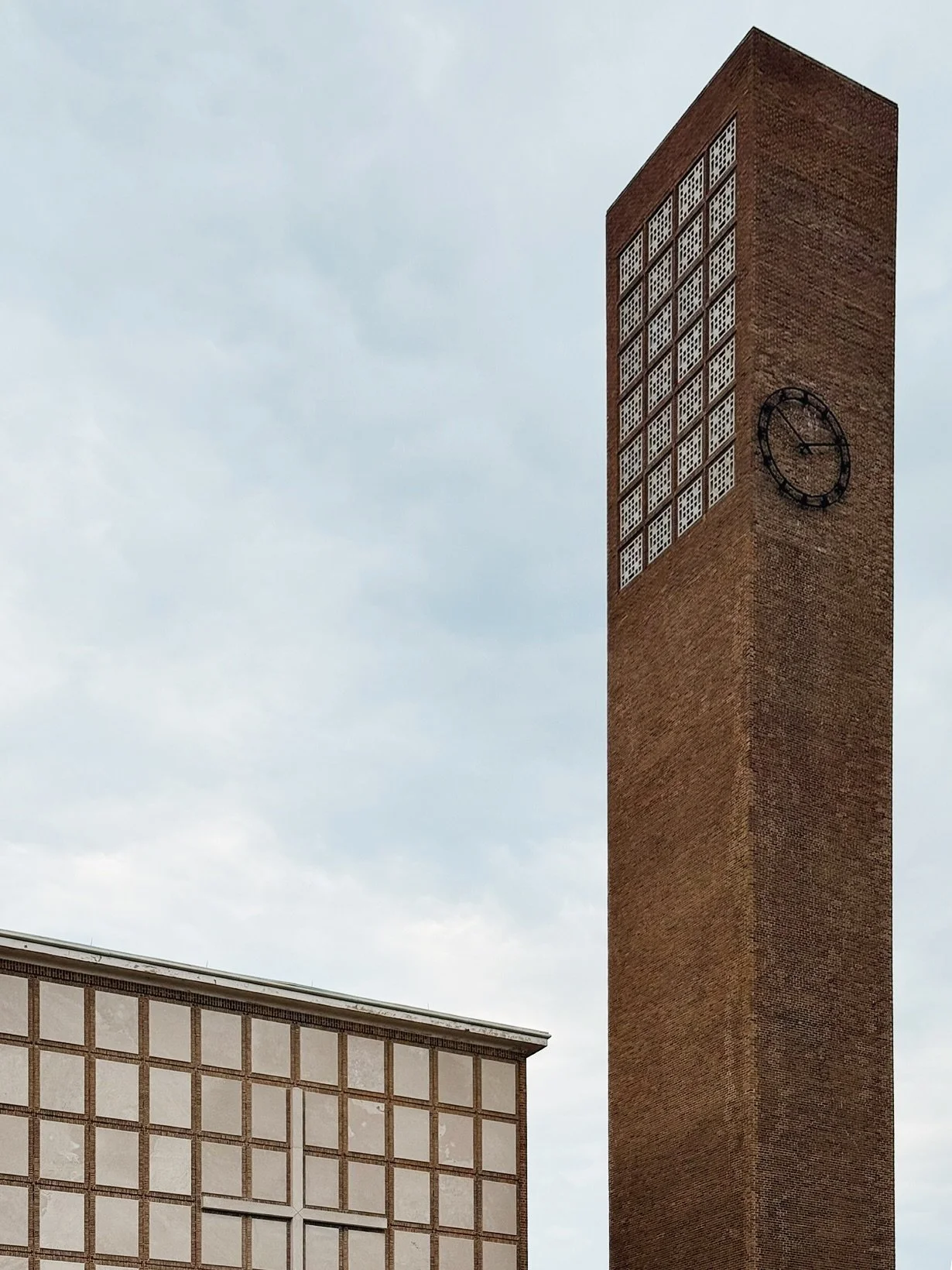 Exterior shots of First Christian Church in Columbus, Indiana, designed by Eliel Saarinen. Taken during a July visit with @michaelgoorevicharchitects and @austria.m.png 
.
.
.
#columbus #columbusindiana #exhibitcolumbus #elielsaarinen #saarinen #colu