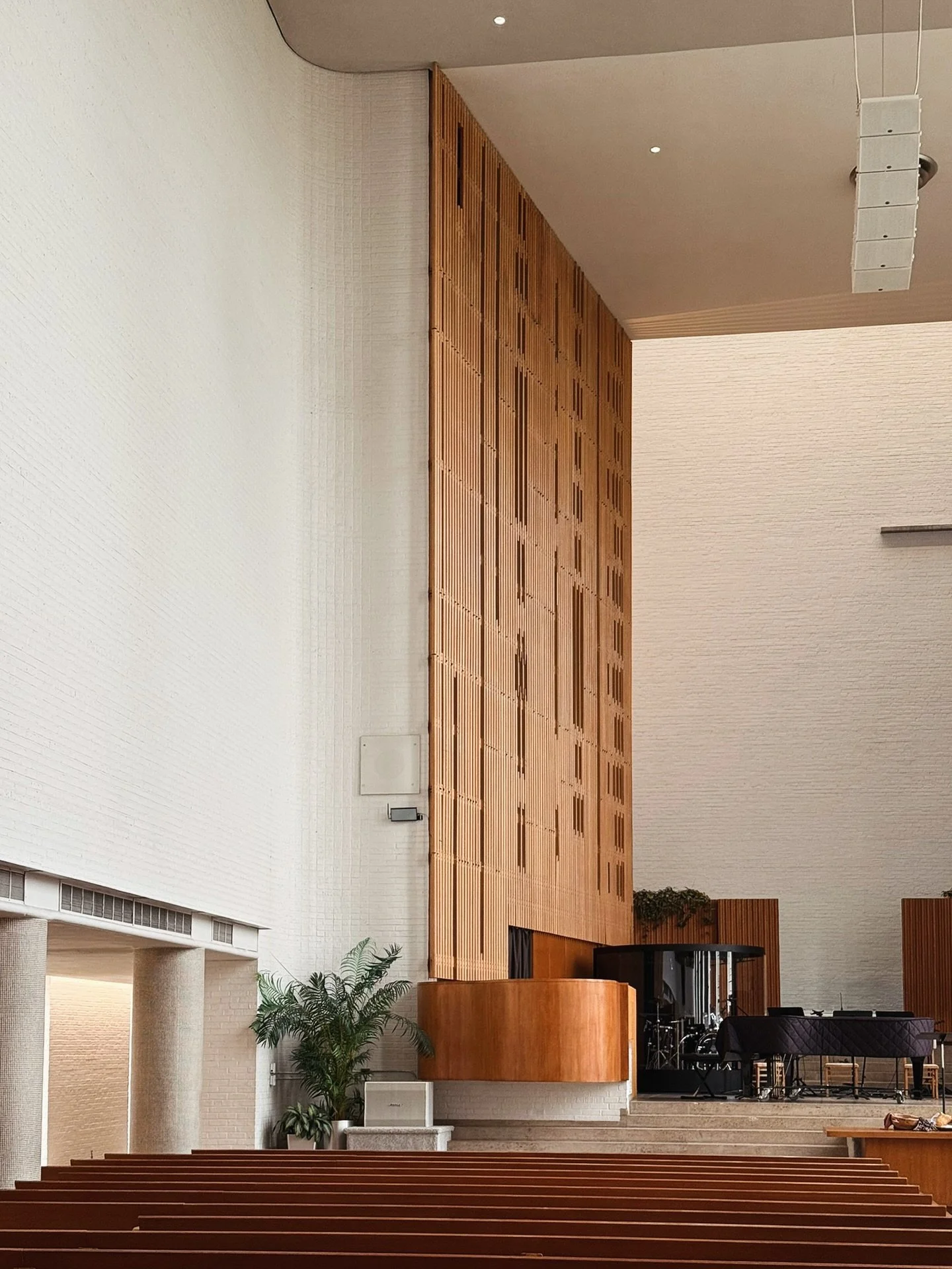 Interiors, with a subtle Scandinavian feel, of First Christian Church in Columbus, Indiana, designed by Eliel Saarinen.
.
.
.
#columbus #columbusindiana #exhibitcolumbus #elielsaarinen #saarinen #columbusindianaphotography #columbusindianaarchitectur
