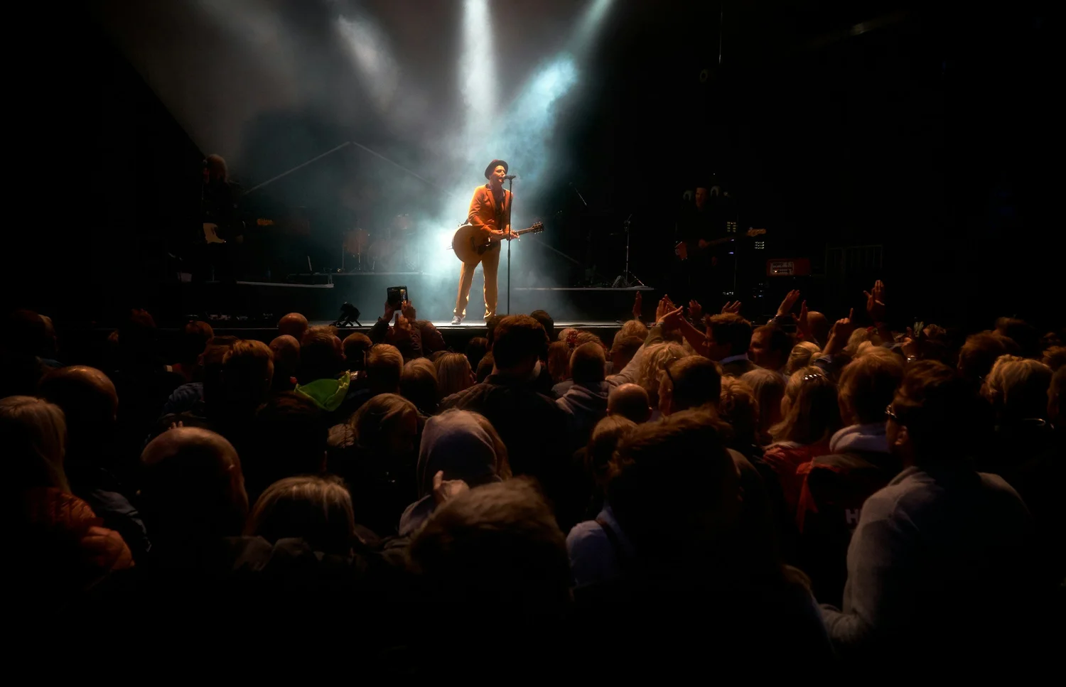 How to Command the Stage: The Power of Body Language in Presence and ...