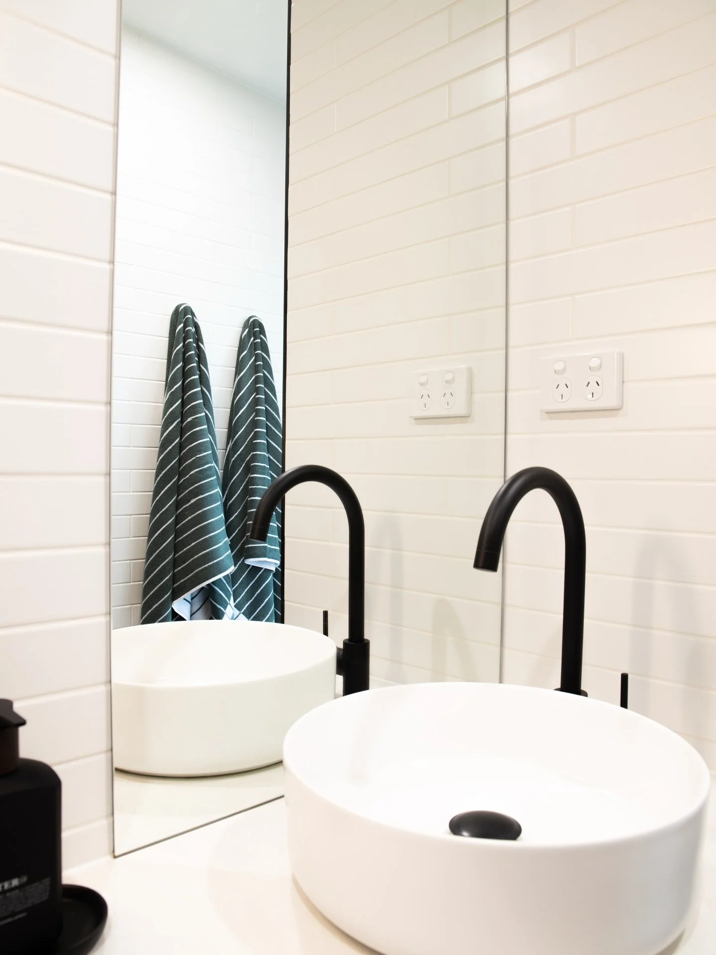 A perfect home to go with this winter weather! 

Snuggle up by the fire, watch the rain fall &amp; spend some quality time with your family at Riverstone, Porepunkah 🌲🫶🏼⛷️