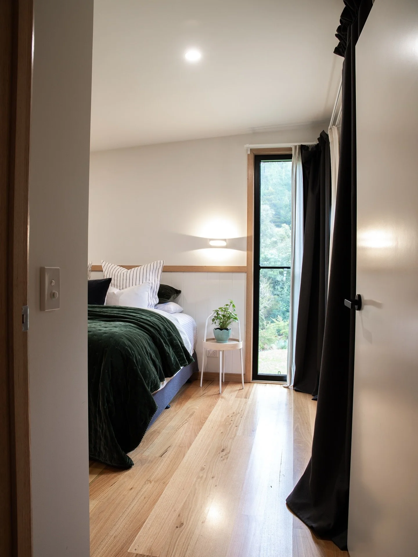 RIVERSTONE 🌲🪵🌟
Available Christmas 2025!! 
Stay with us at this stunning 3 bedroom home in Porepunkah 
Family friendly, private river access, easy access to the Murray to mountains rail trail and walking distance from @punka_pub!! 
Book online