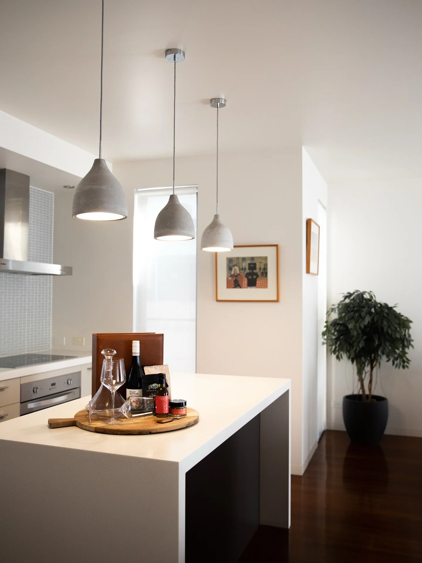 Fancy a week away with us soon? 
Art House on Elm has 5 nights available from the 26-31st of December 🌟

Sleeping 6 
Pet friendly! 
Walking distance from town 

Email: stay@brightboutiqueaccommodation.com.au 
Phone: 0488 554 888