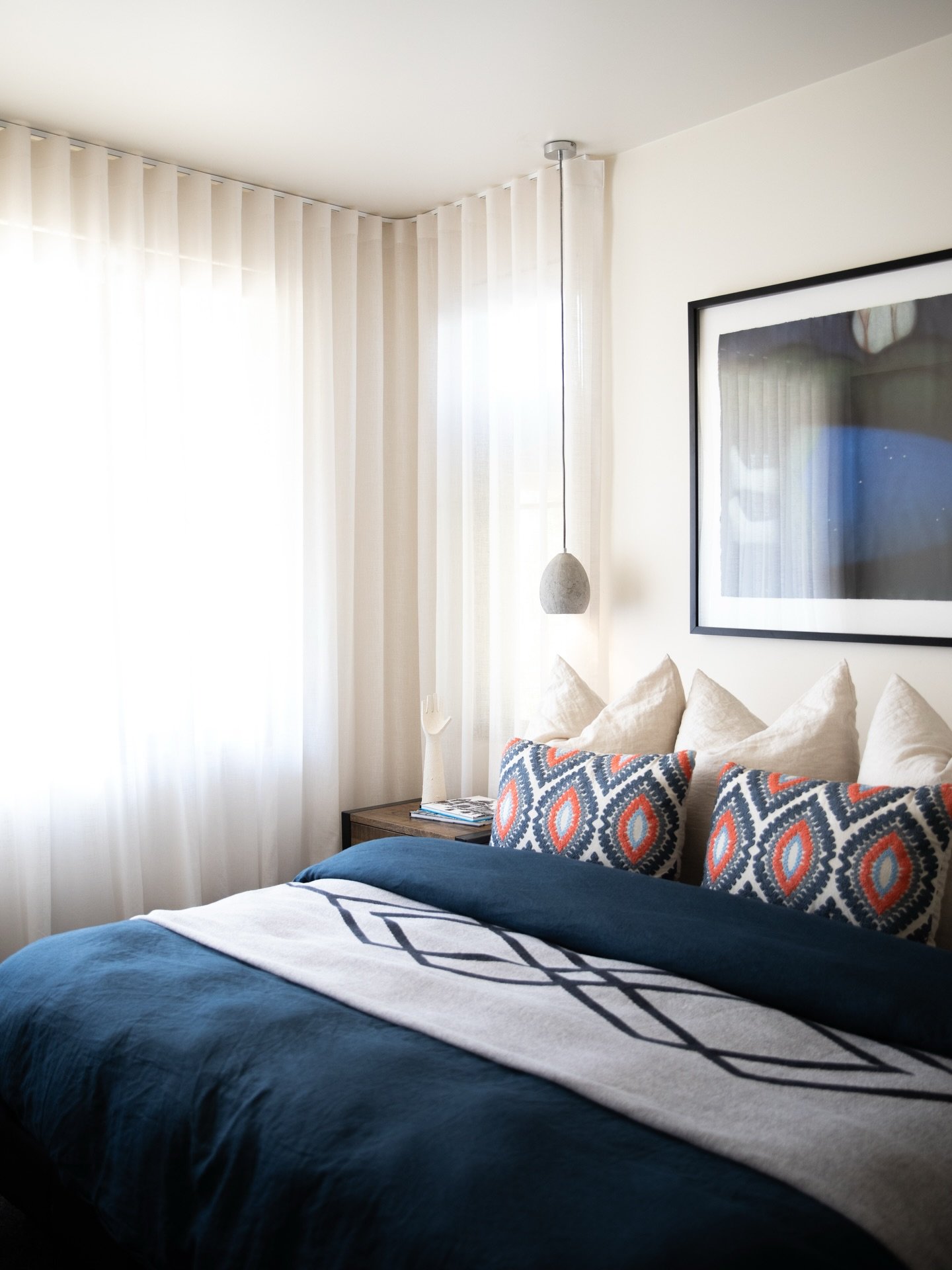 Take some time out at Arthouse on Elm 🥂🩵🌟

This stunning home is 3 bedroom, 3 bathroom and pet friendly! 

Book your stay online via the link in our bio or get in contact! 

Email: stay@brightboutiqueaccommodation.com.au 
Phone: 0488 554 888