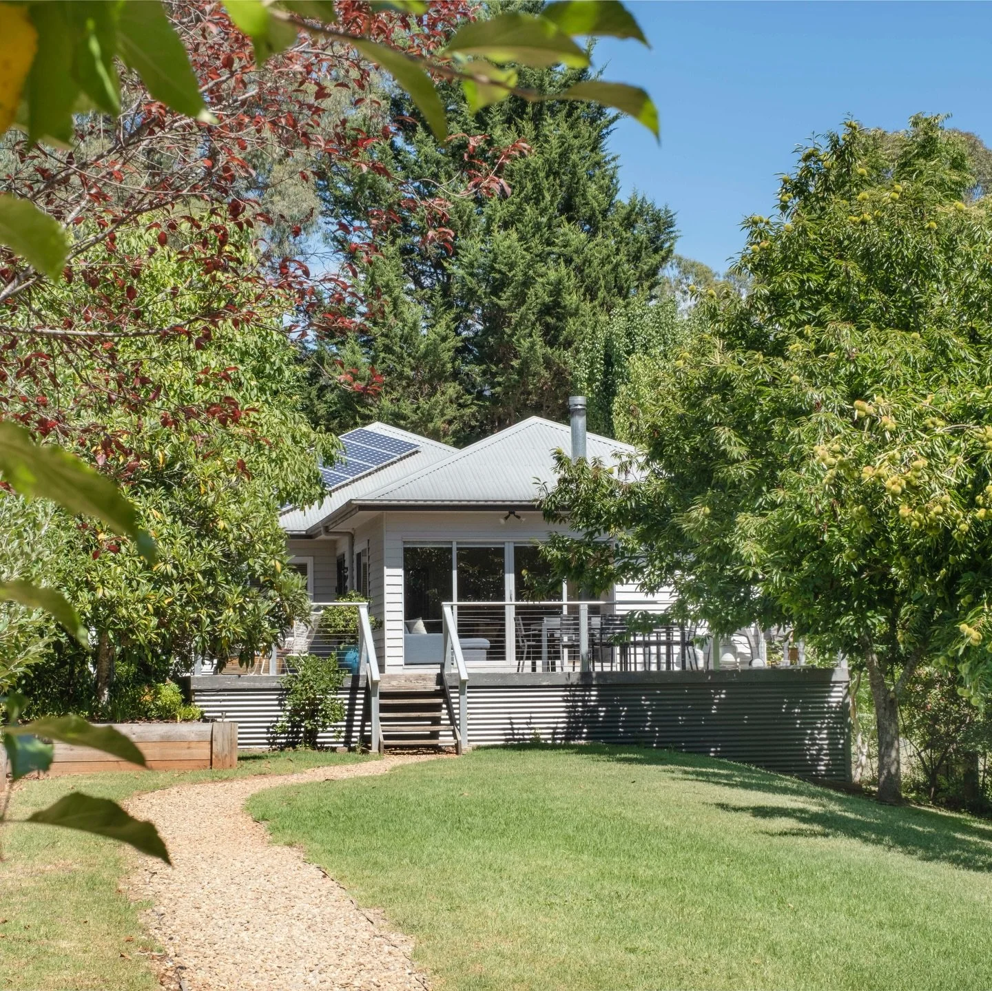 Clara&rsquo;s last available booking for the summer! ☀️🩵🌲🌟

Stay here this weekend and make the most of this Lon weekend! 

4 bedrooms &amp; walking distance to the Main Street

$685 per night 

DM or book online! 

Email: stay@brightboutiqueaccom