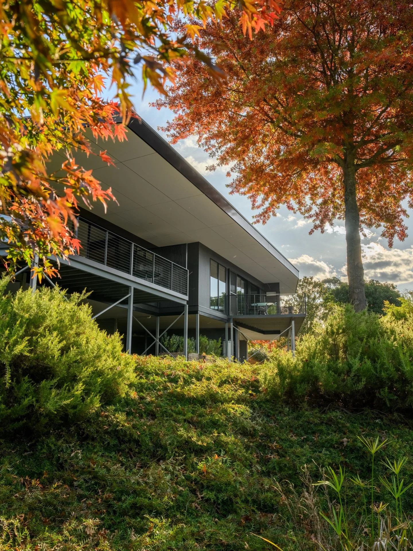Watching the seasons change from @theviewbright 🍁🌟🌿🥂🌲🪵
A bottle of wine, a warm fire and a killer view to watch the sunset over the high country!