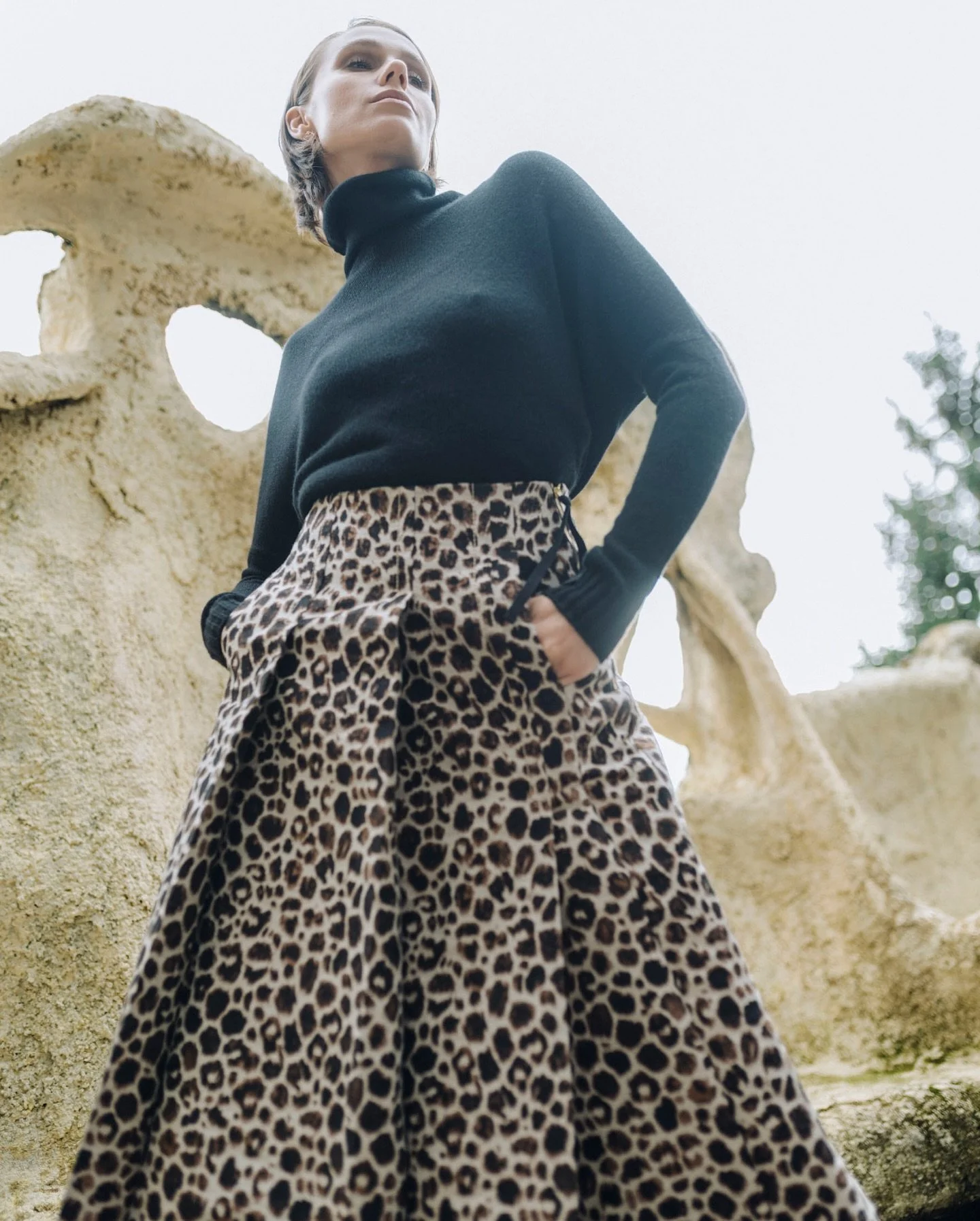 animal 🐆 print 4-ever • Sie werden nie aus der Mode sein: animal prints! Hier cool umgesetzt als Jupe kombiniert zum simplen Kaschmirpullovet
#ᴀɴɪᴍᴀʟᴘʀɪɴᴛ #skirt #odeeh #cashmeresweater #kujten #boots #pommedor #ledergerbermode 
#photographer
