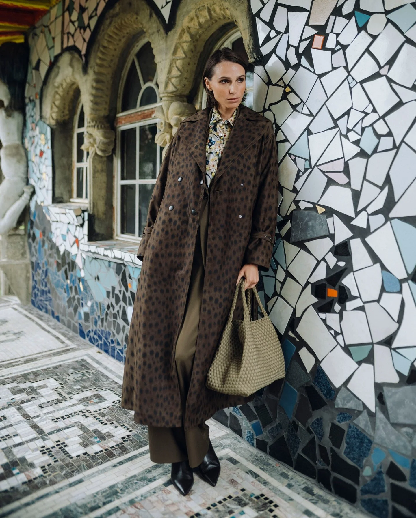 autumn olive shades • ob als Trenchcoat, Pullover oder Hosenanzug, olivgrün verleiht deinem Outfit diesen lässigen Herbsttouch
#trenchcoat #akrispunto #suit #drykorn #knit #ffc #silkblouse #odeeh #bag #marrea #ledergerbermode 
#photo